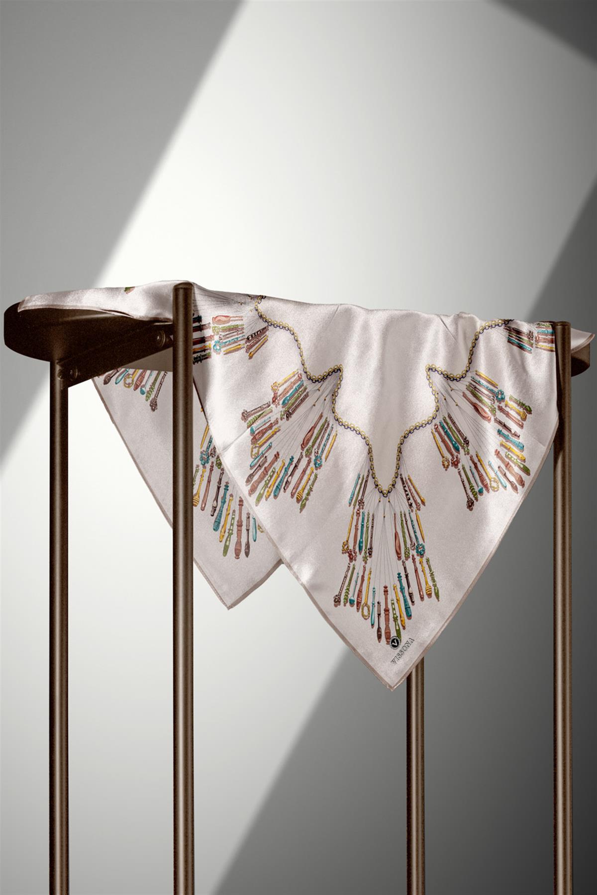 %100 Twill İpek Zincir Desenli Krem Renkli 90x90 Eşarp Dikim Şekli : El Dikişi