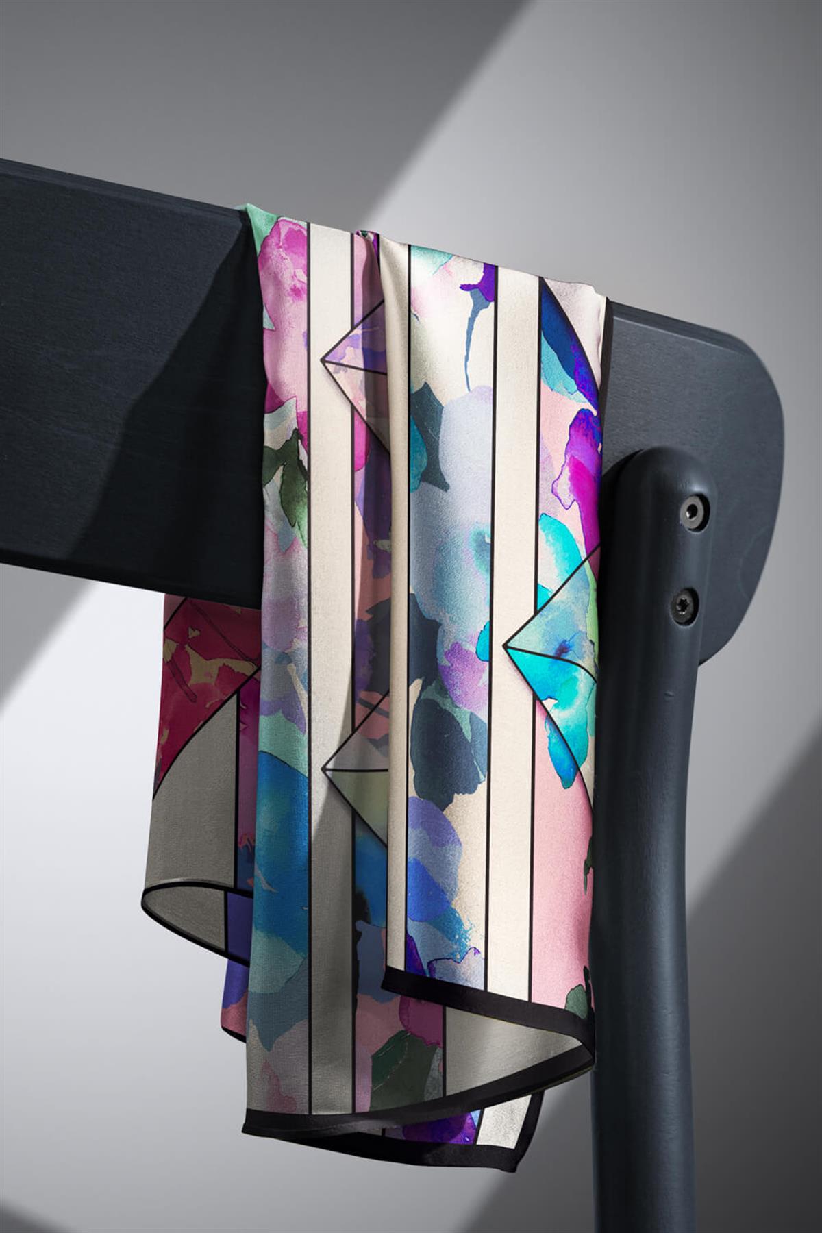 %100 Twill İpek Bahar Çiçekleri Desenli İndigo - Fuşya Renkli 90x90 Eşarp Kenar Dikiş Şekli El Dikişli