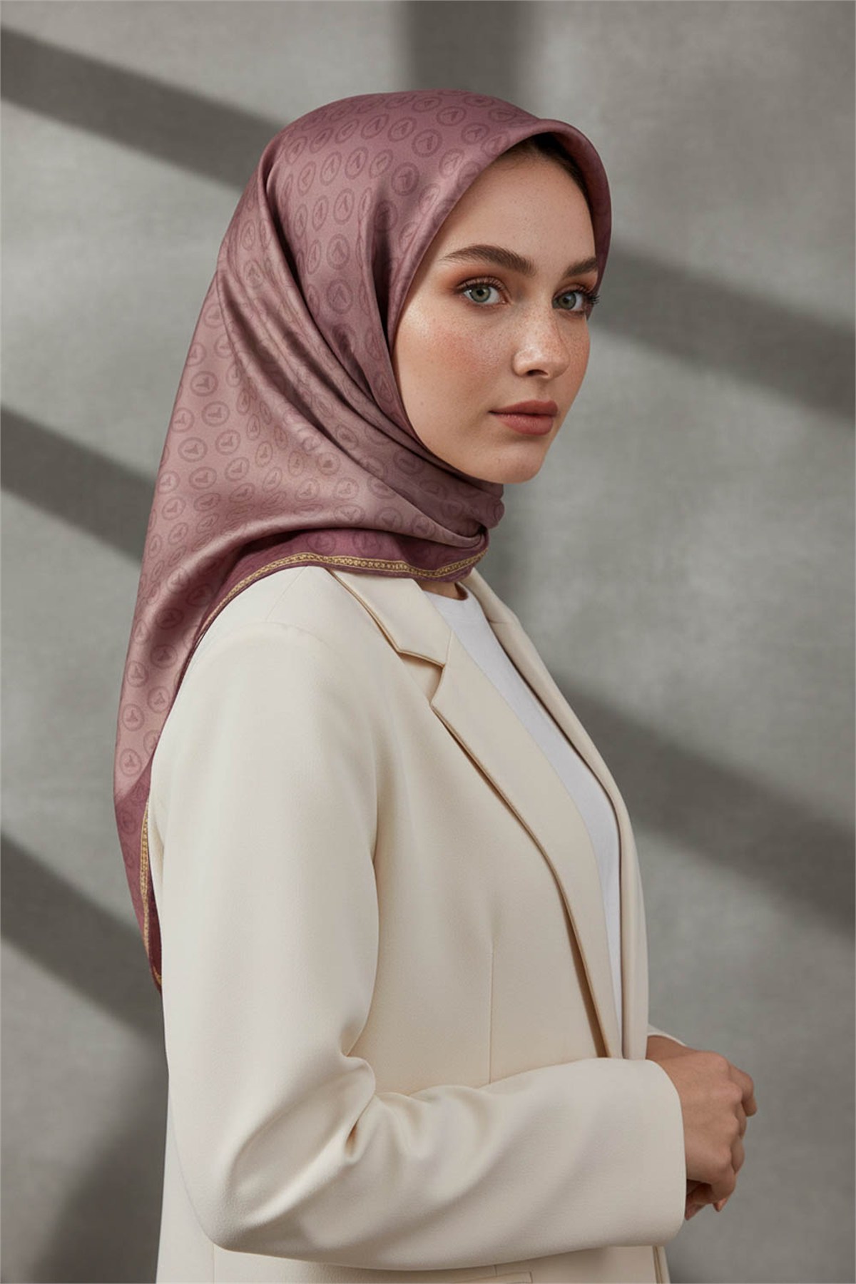 Rayon Degra Desenli Bakır Renkli 90x90 Dikim Şekli : El Dikişi Eşarp (İpek İçermez) Kenar Dikiş Şekli El Dikişli