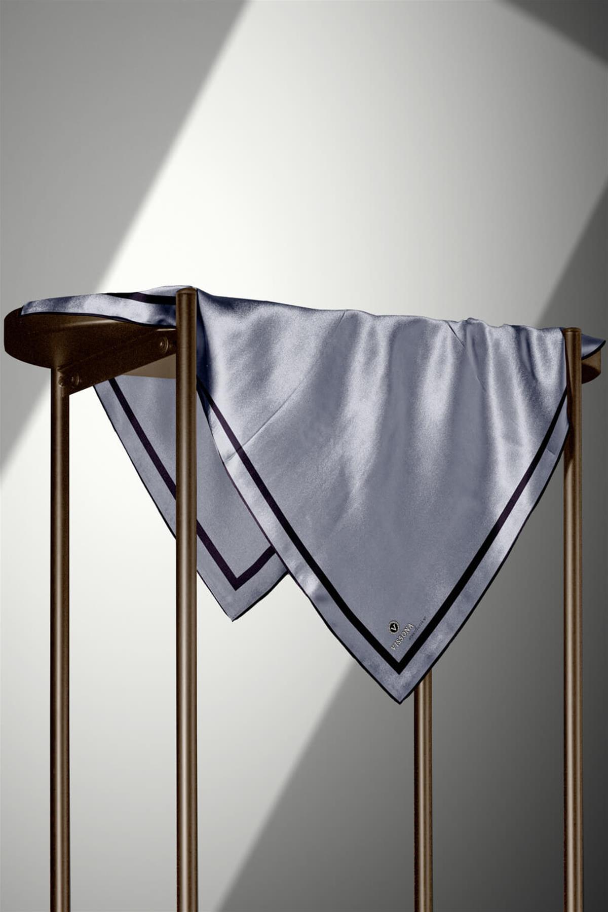 100% Twill İpek Düz Renk Bordür Desenli Gri Siyah Renkli Daha Tok Exclusive Serisi 90x90 Dikim Şekli : El Dikişi Eşarp