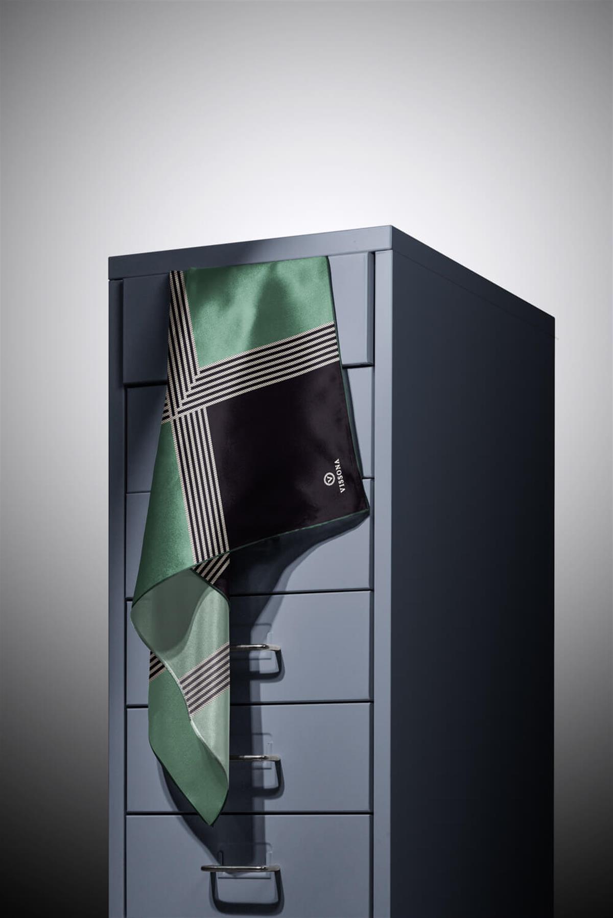 %100 Twill İpek Geometrik Desenli Petrol Yeşili Renkli 90x90 Eşarp Dikim Şekli : El Dikişi