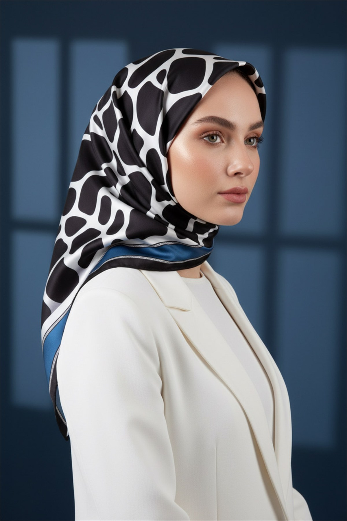 Kristal Taş Desenli İndigo Renkli 90x90 Eşarp (İpek İçermez) Dikim Şekli : El Dikişi