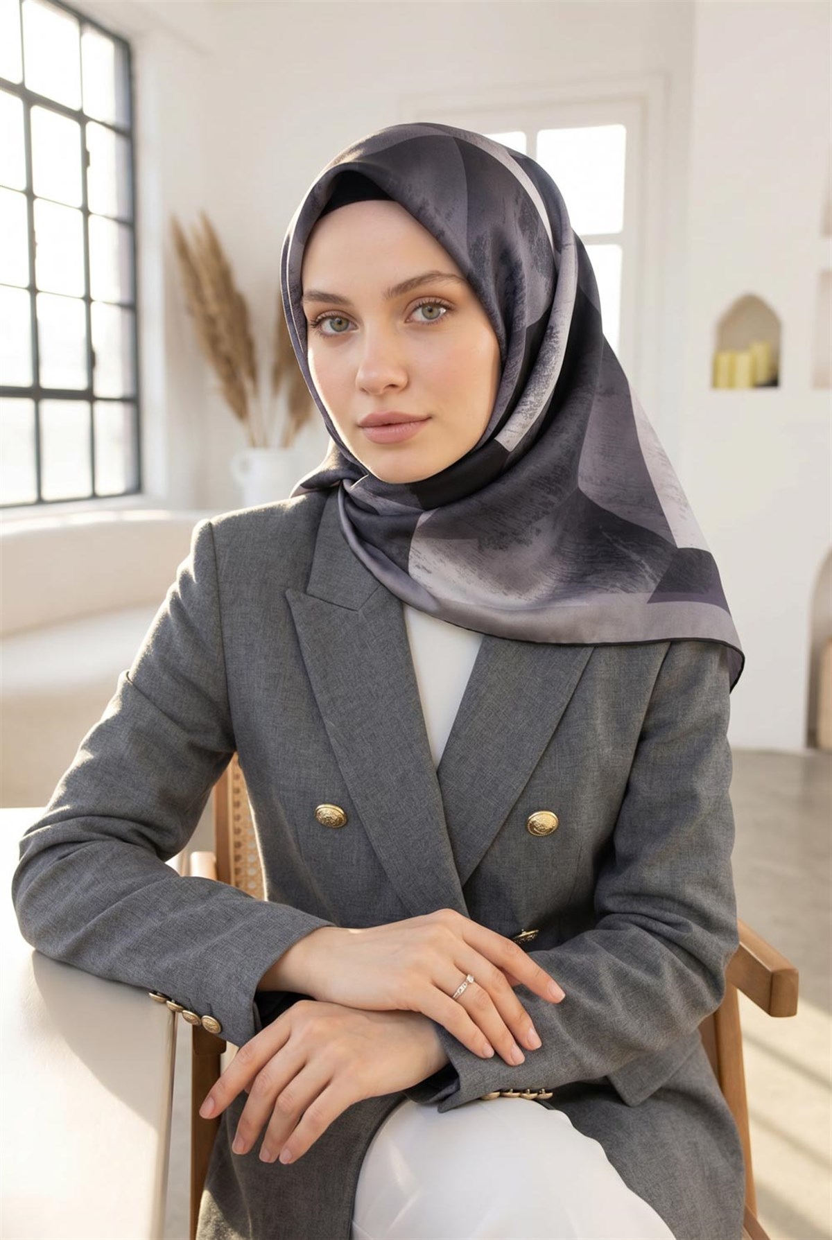 %100 Twill İpek Geometrik Desenli Siyah - Krem Renkli 90x90 Eşarp Dikim Şekli : El Dikişi
