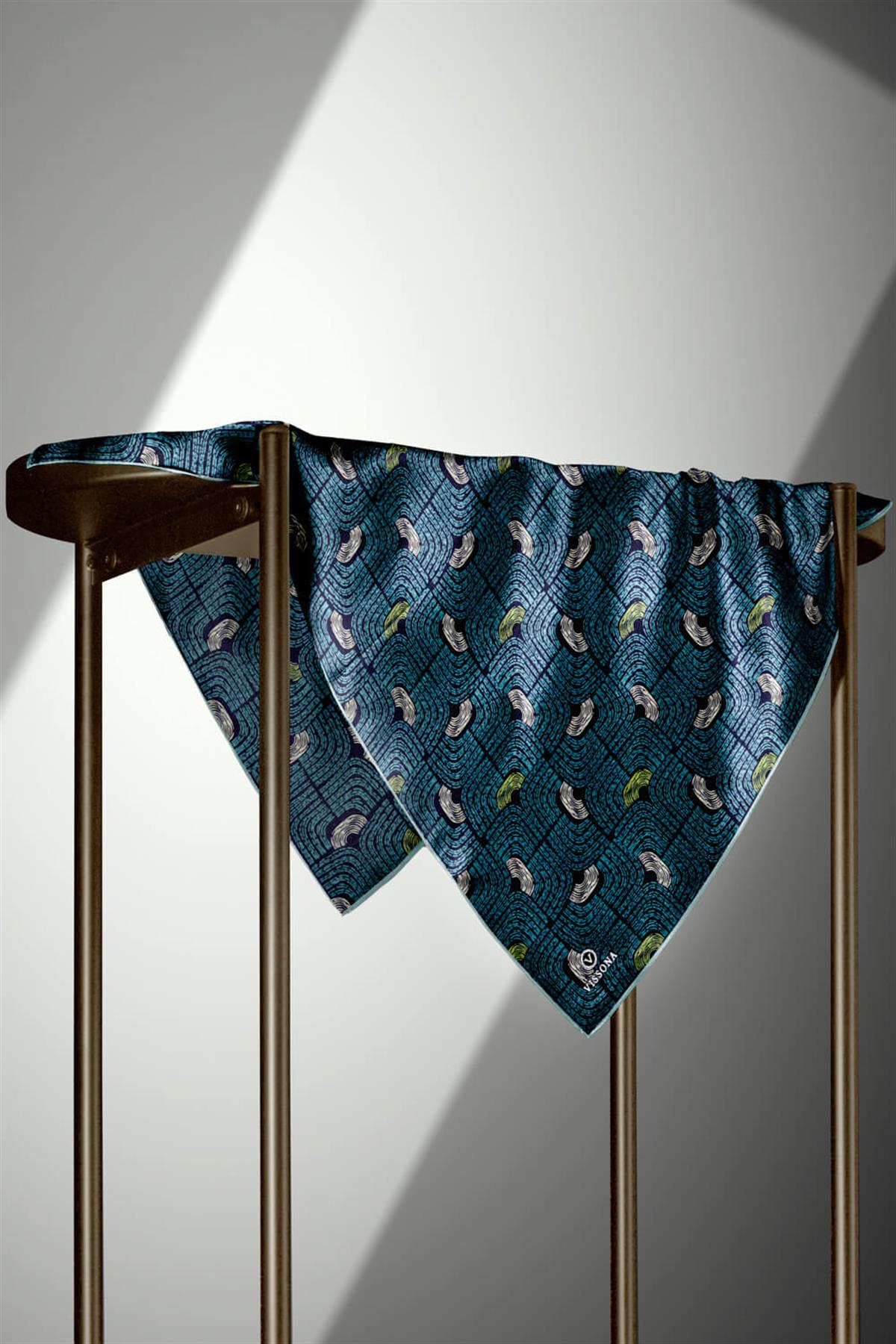 %100 Twill İpek Geometrik Desenli Petrol Mavisi - Lacivert Renkli 90x90 Eşarp Dikim Şekli : El Dikişi