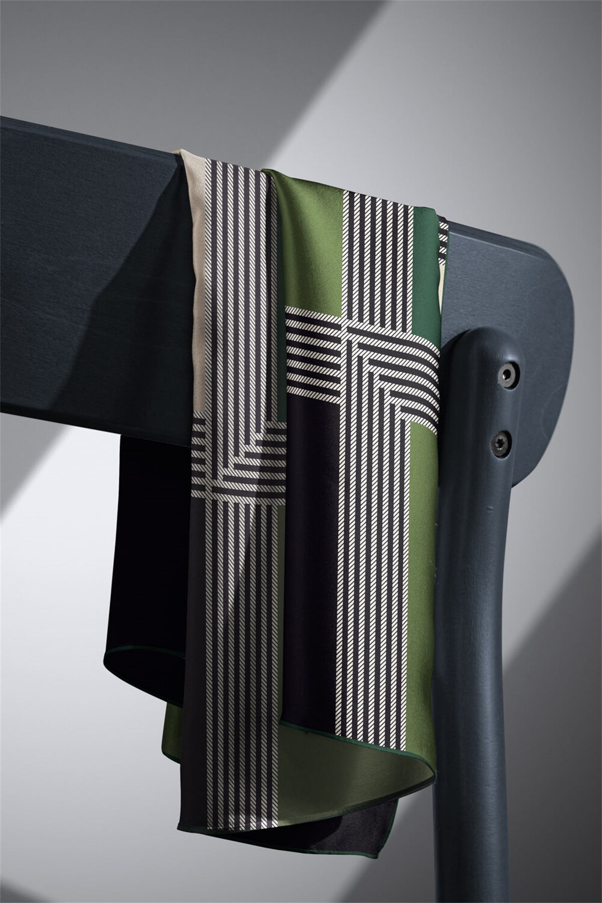 %100 Twill İpek Geometrik Desenli Zümrüt Yeşili Renkli 90x90 Eşarp Dikim Şekli : El Dikişi