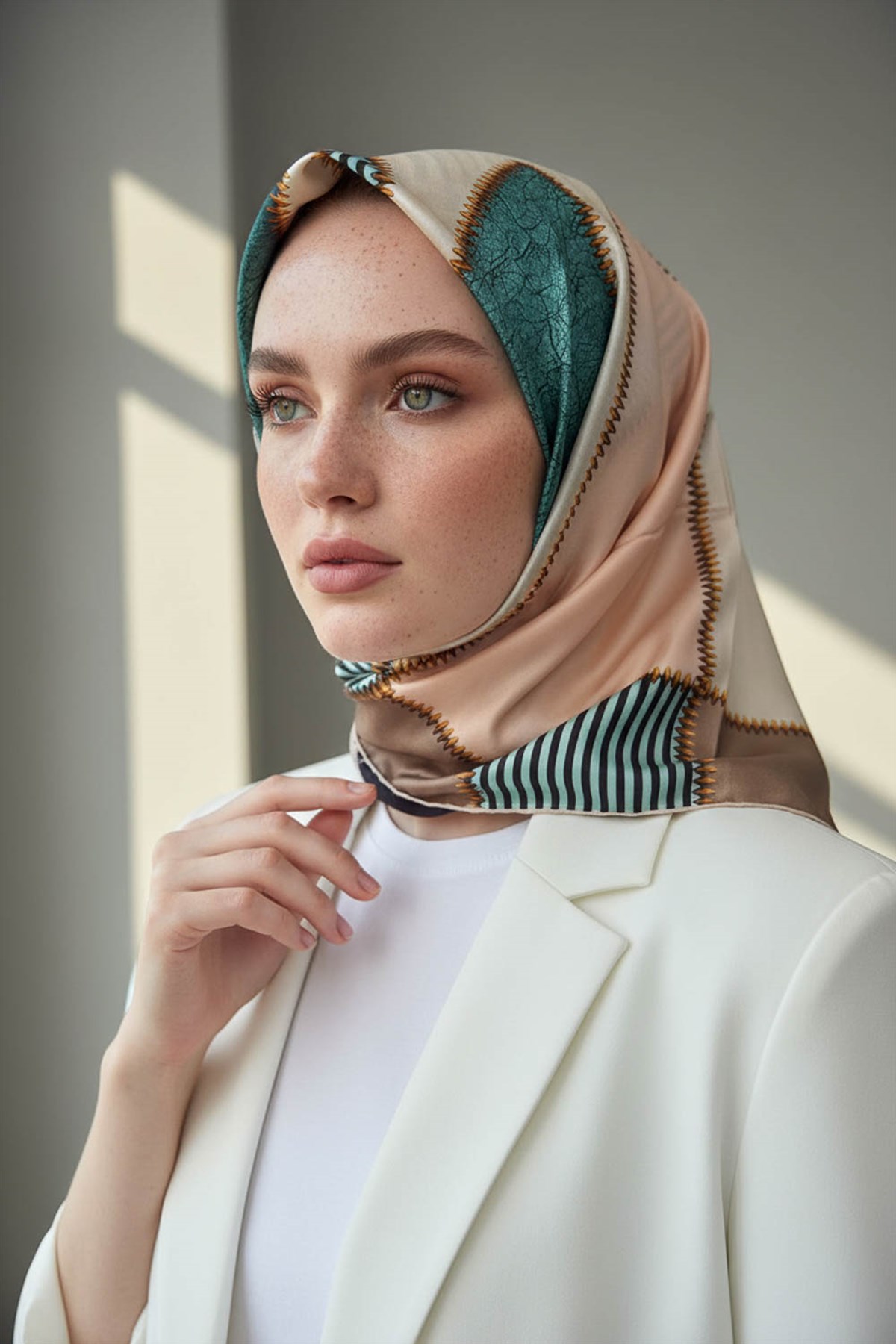 %100 Twill İpek Geometrik Desenli Zümrüt Yeşili - Somon Renkli 90x90 Eşarp Dikim Şekli : El Dikişi