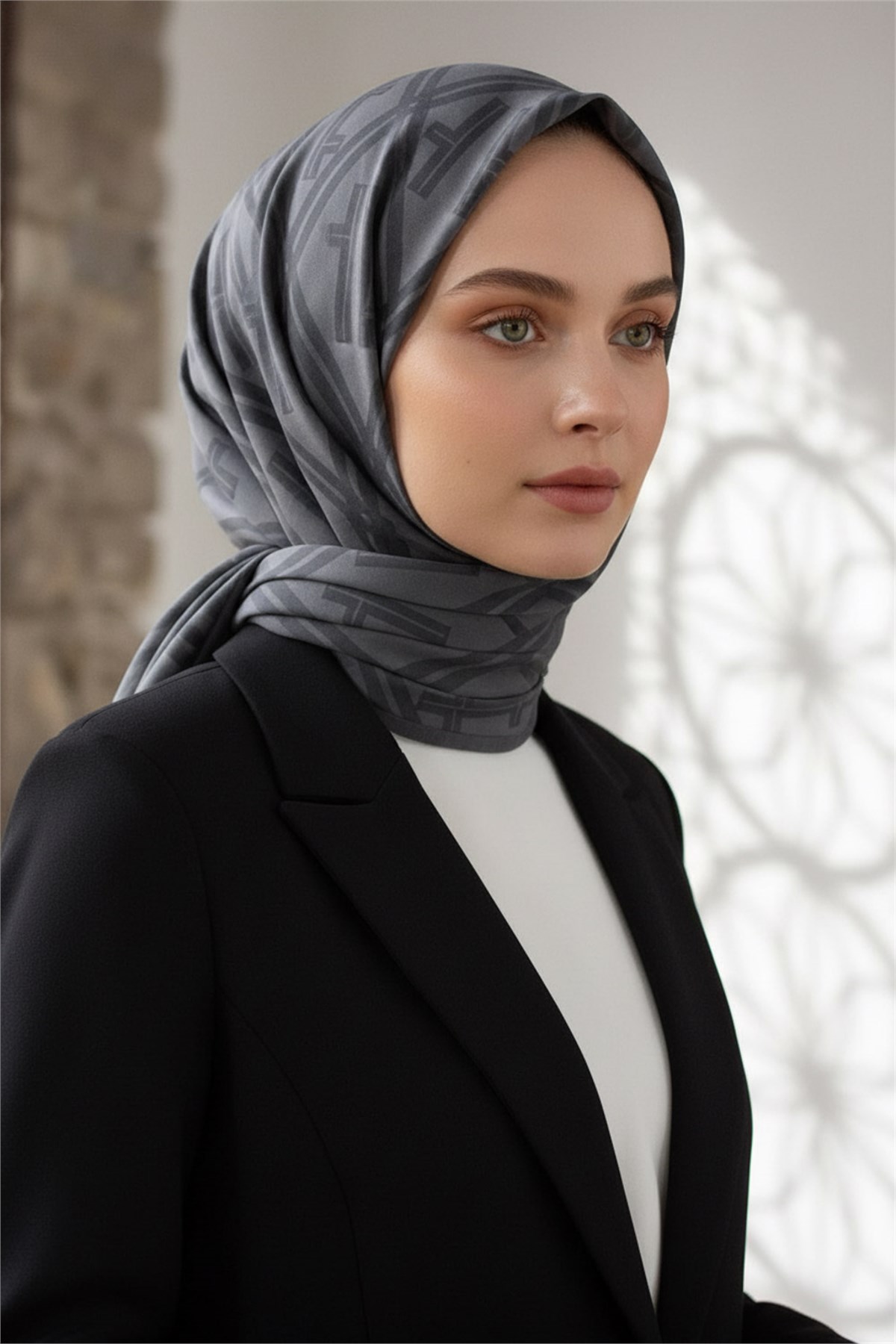 KREP MONOGRAM DESENLİ FÜME RENKLİ 75X195 KIRIŞMAZ ŞAL