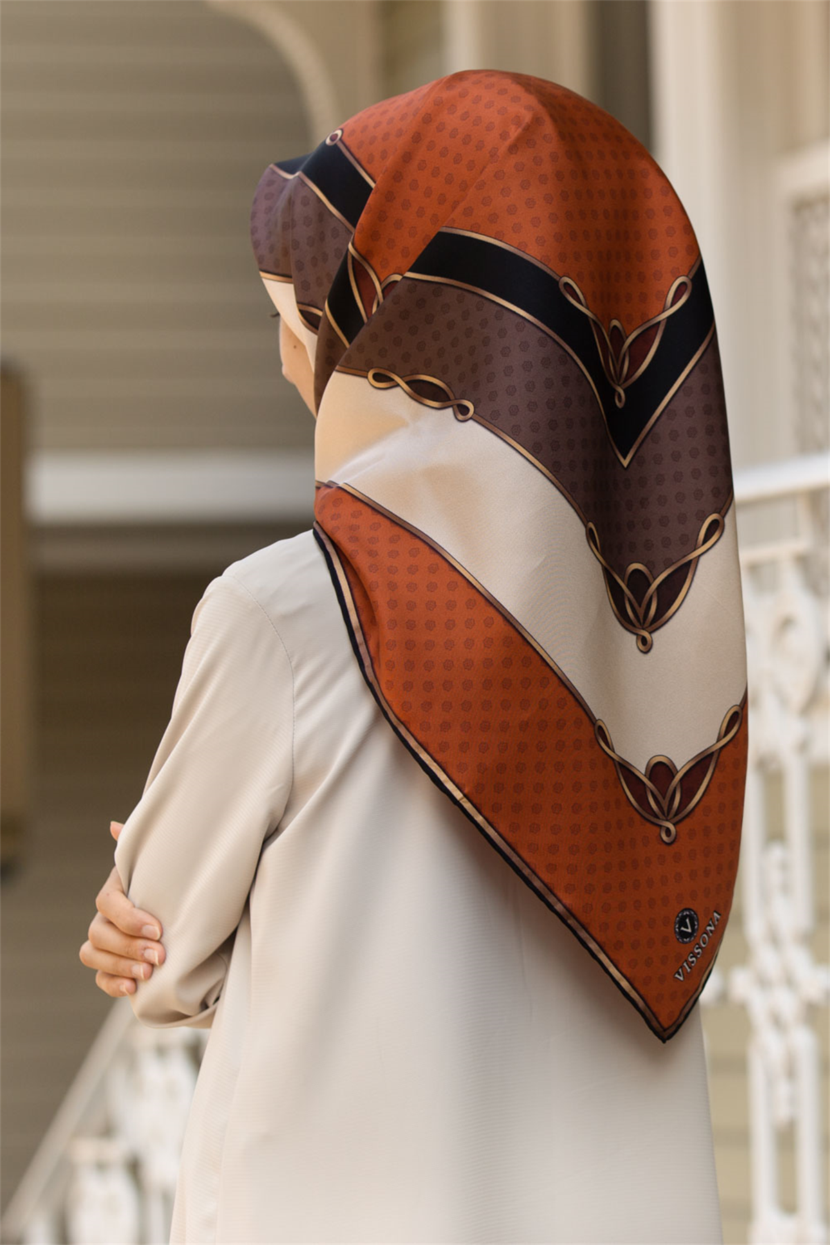 % 57 İPEK % 43 VİSKON Twill İpek Puantiyeli Ve Geometrik Desenli Taba - Vizon Renkli 90x90 Eşarp Dikim Şekli : El Dikişi