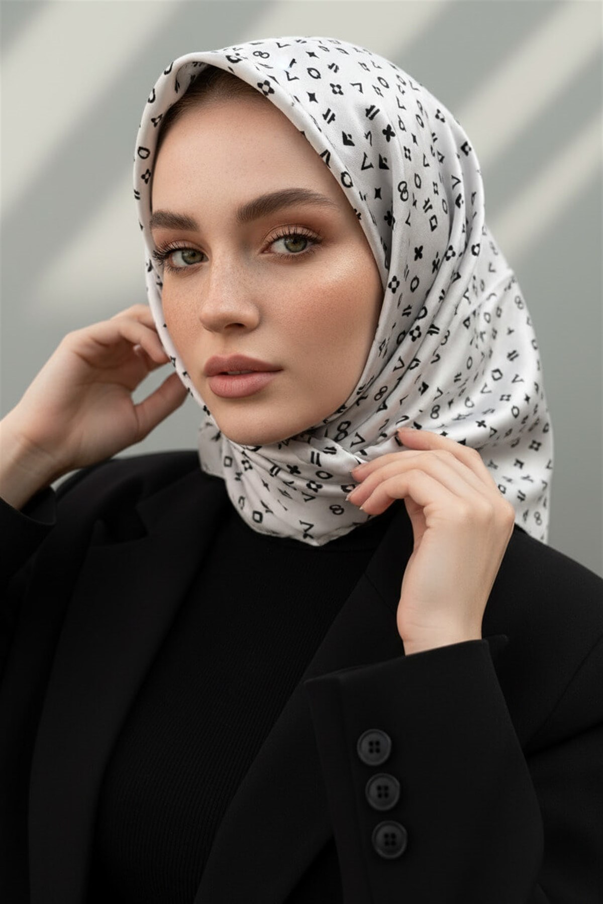 %100 Twill İpek Çıtır Motif Desenli Krem - Siyah Renkli 90x90 Eşarp Dikim Şekli : El Dikişi