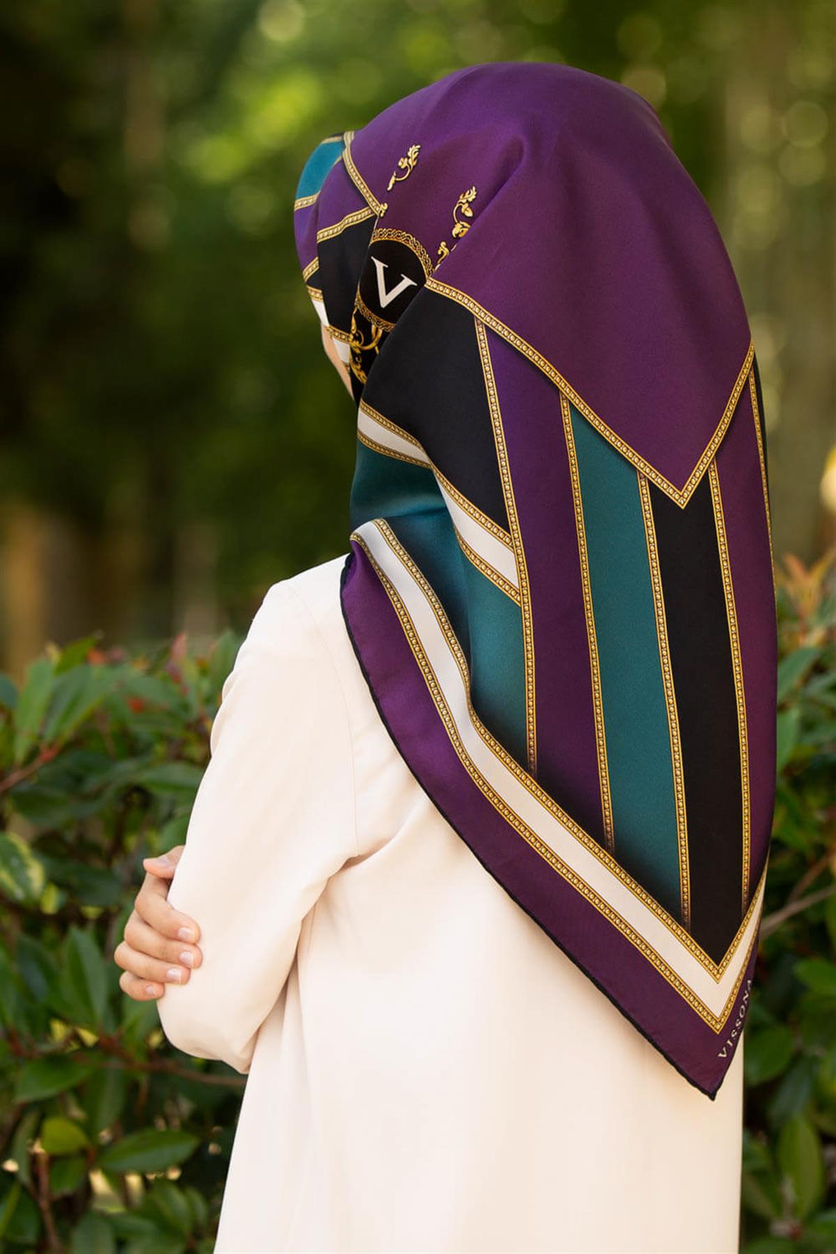 %100 Twill İpek Baroklu Ve Geometrik Desenli Mürdüm - Petrol Yeşili Renkli 90x90 Eşarp Dikim Şekli : El Dikişi