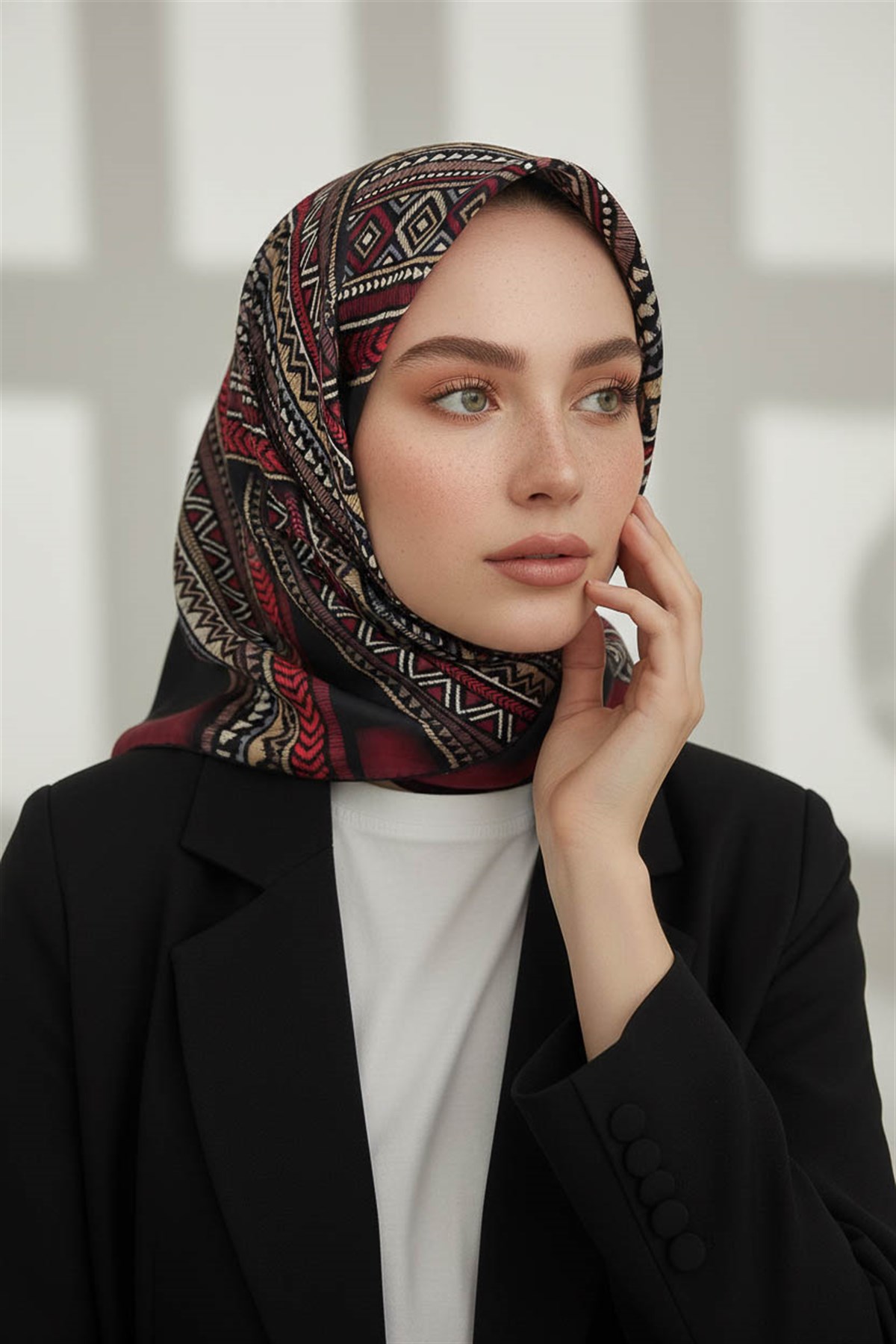 %100 Twill İpek Etnik Desenli Siyah - Bordo Renkli 90x90 Eşarp Dikim Şekli : El Dikişi