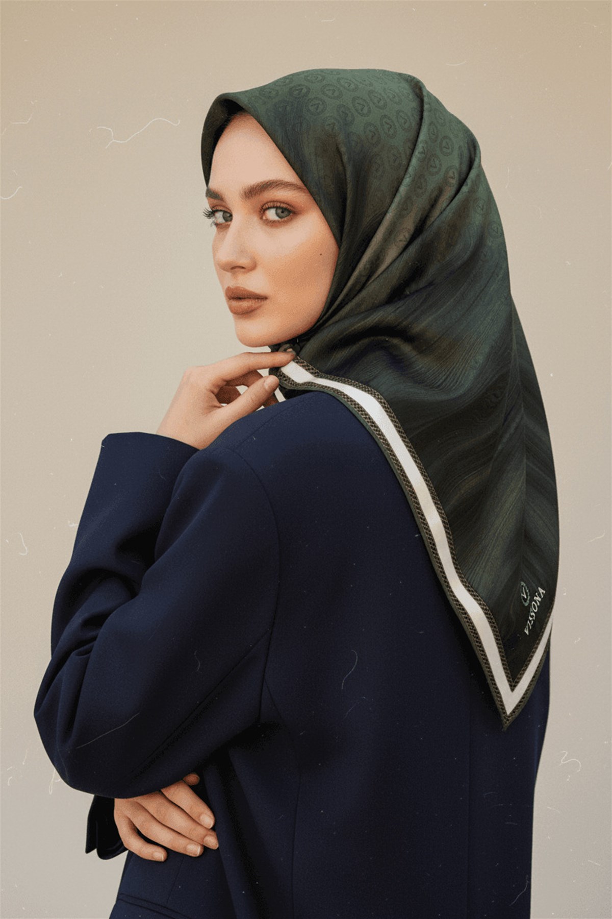 % 57 İPEK % 43 VİSKON Twill İpek Monogram Desenli Haki Renkli 90x90 Dikim Şekli : El Dikişi Eşarp