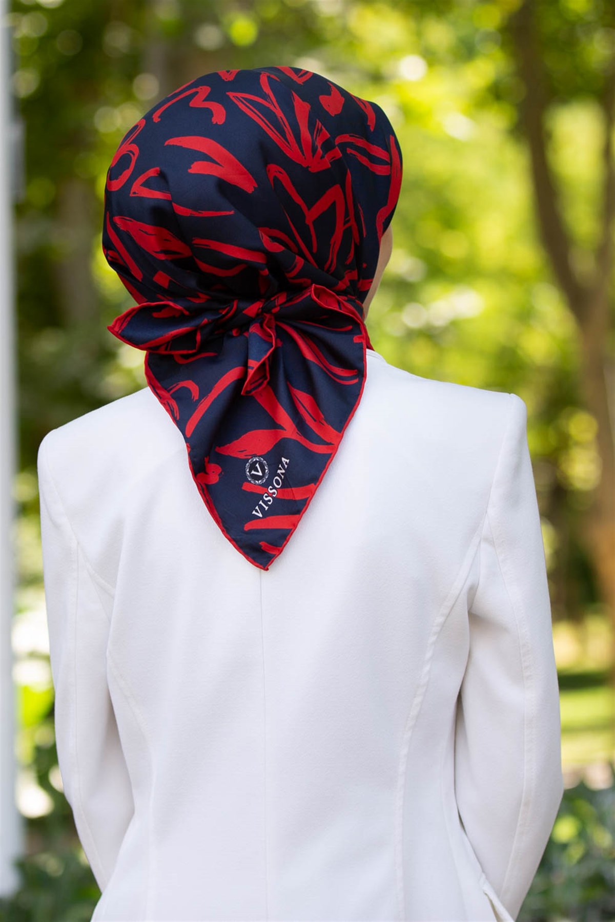 % 57 İPEK % 43 VİSKON Twill İpek Büyük Çiçek Desenli Lacivert - Kırmızı Renkli 90x90 Eşarp Dikim Şekli : El Dikişi