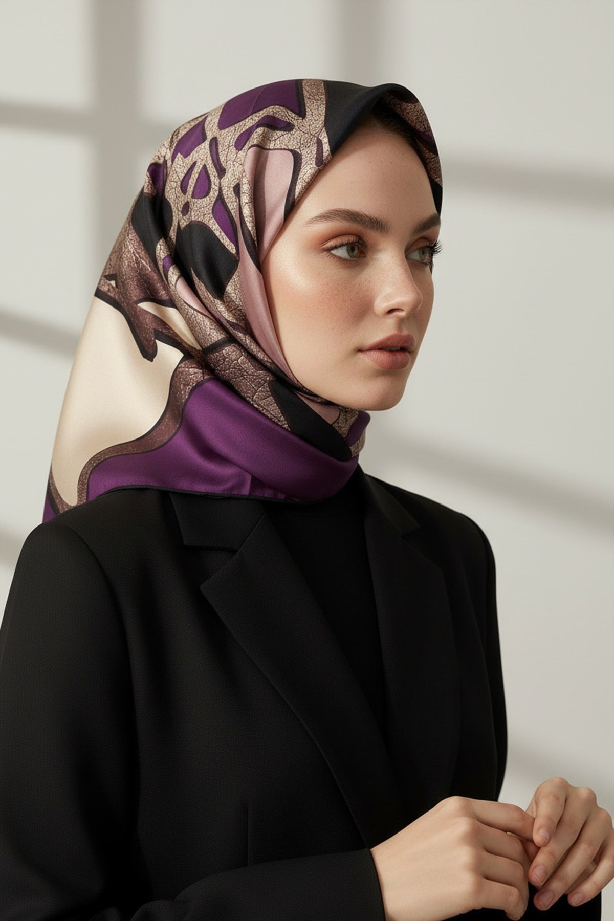 % 57 İPEK % 43 VİSKON Twill İpek Gold Efektli Geometrik Desenli Mürdüm - Siyah Renkli 90x90 Eşarp Dikim Şekli : El Dikişi