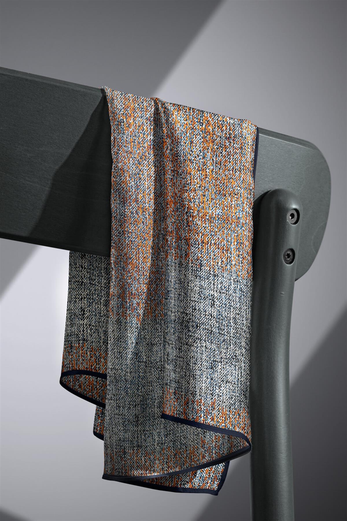 %100 Twill İpek Dokulu Desen Turuncu - Siyah Renkli 90x90 Eşarp Kenar Dikiş Şekli El Dikişli