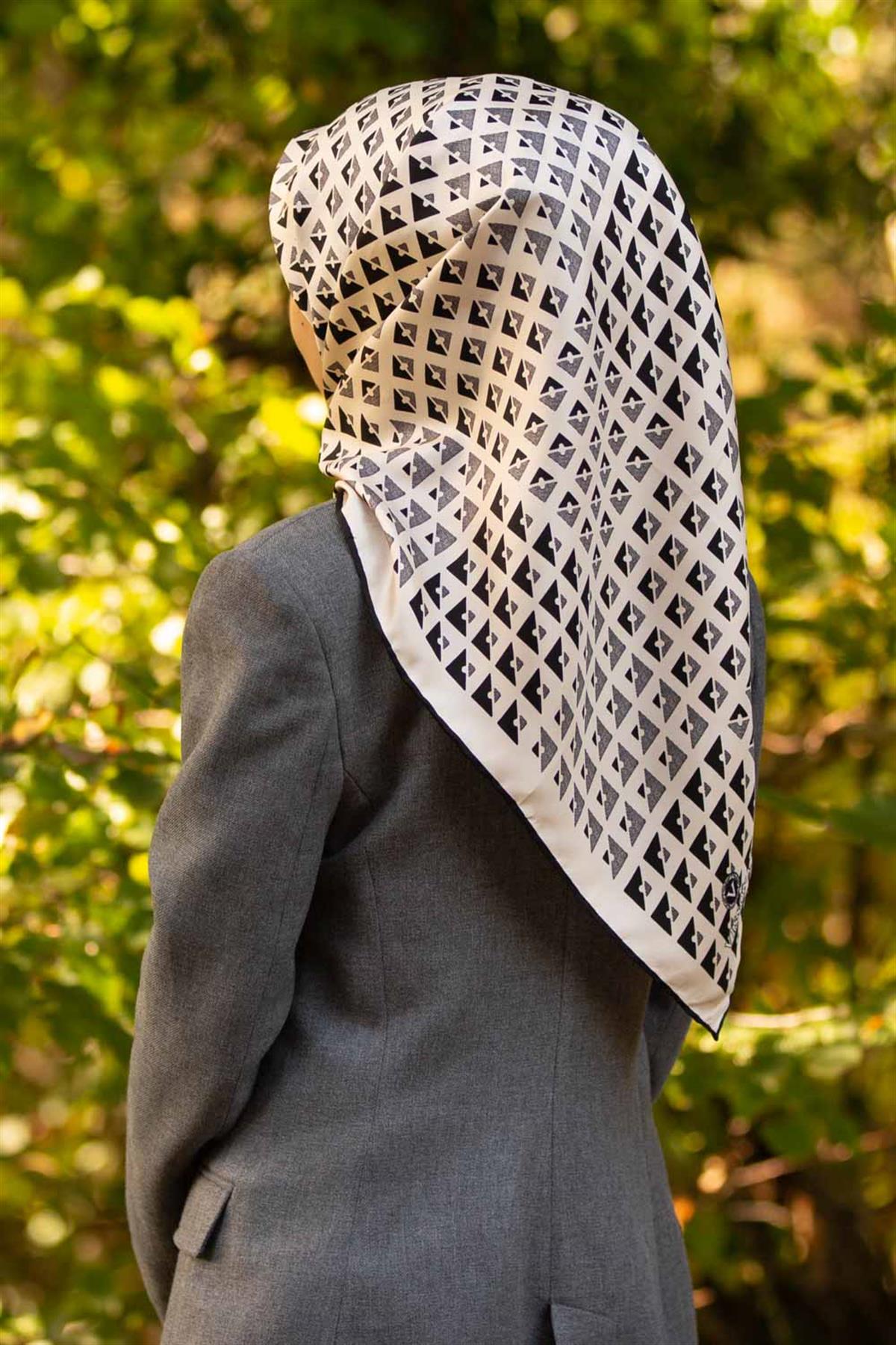 %100 Twill İpek Geometrik Desenli Beyaz - Siyah Renkli 90x90 Eşarp Dikim Şekli : El Dikişi
