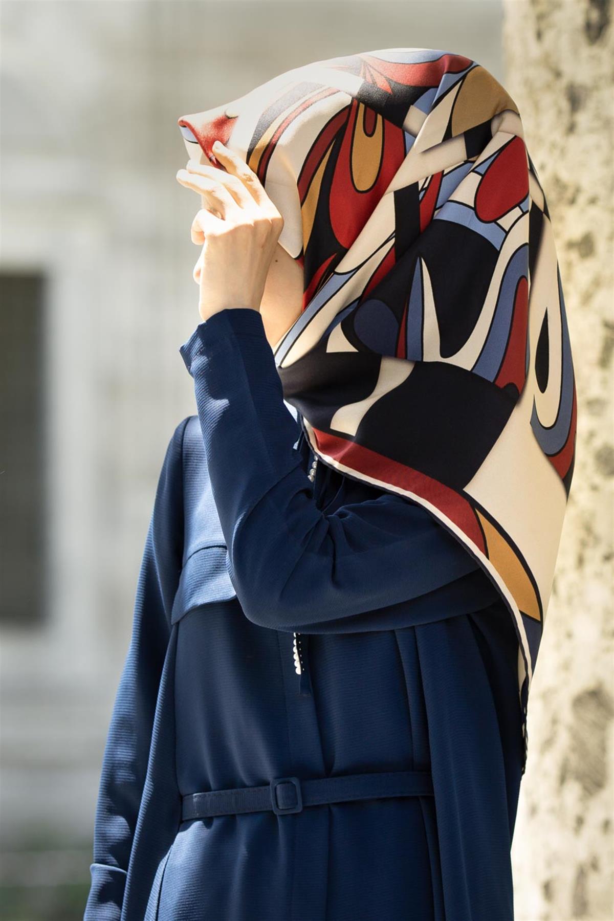 100% Twill İpek Geometrik Desenli Lacivert - Bordo Renkli 90x90 Dikim Şekli : El Dikişi Eşarp