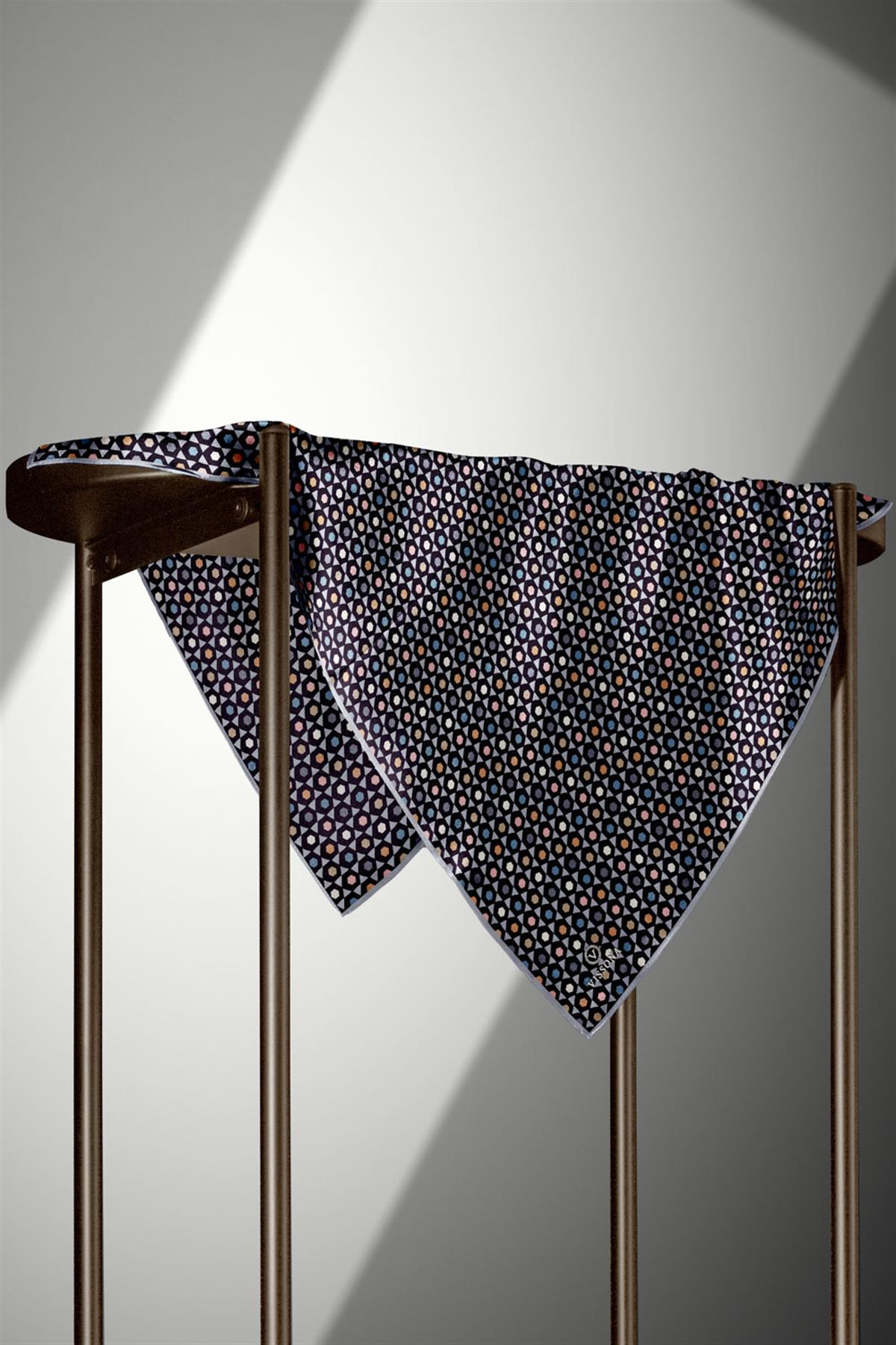 %100 Twill İpek Nokta Desenli Siyah - Gri Renkli 90x90 Eşarp Dikim Şekli : El Dikişi