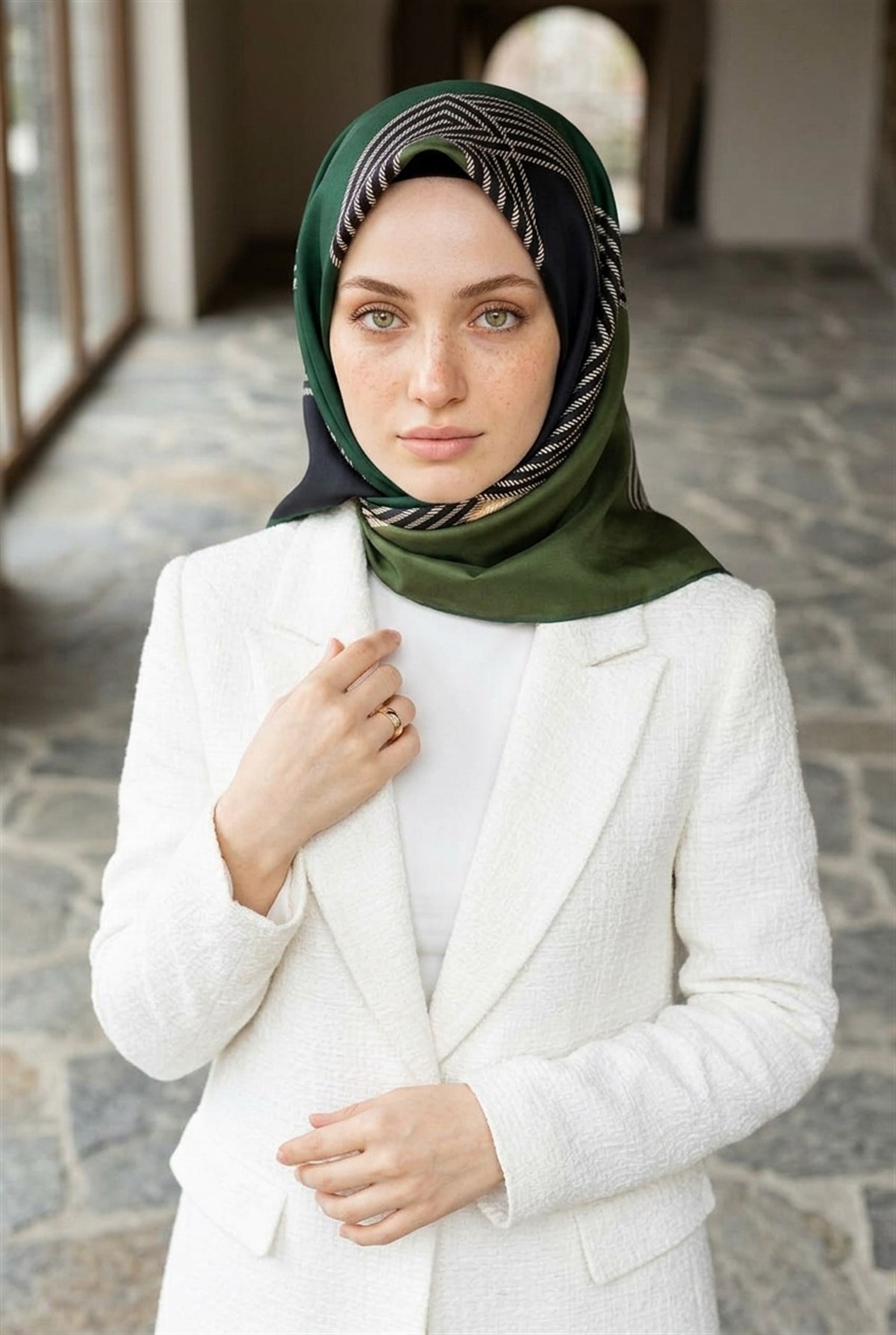 % 57 İPEK % 43 VİSKON Twill İpek Geometrik Desenli Zümrüt Yeşili Renkli 90x90 Eşarp Dikim Şekli : El Dikişi