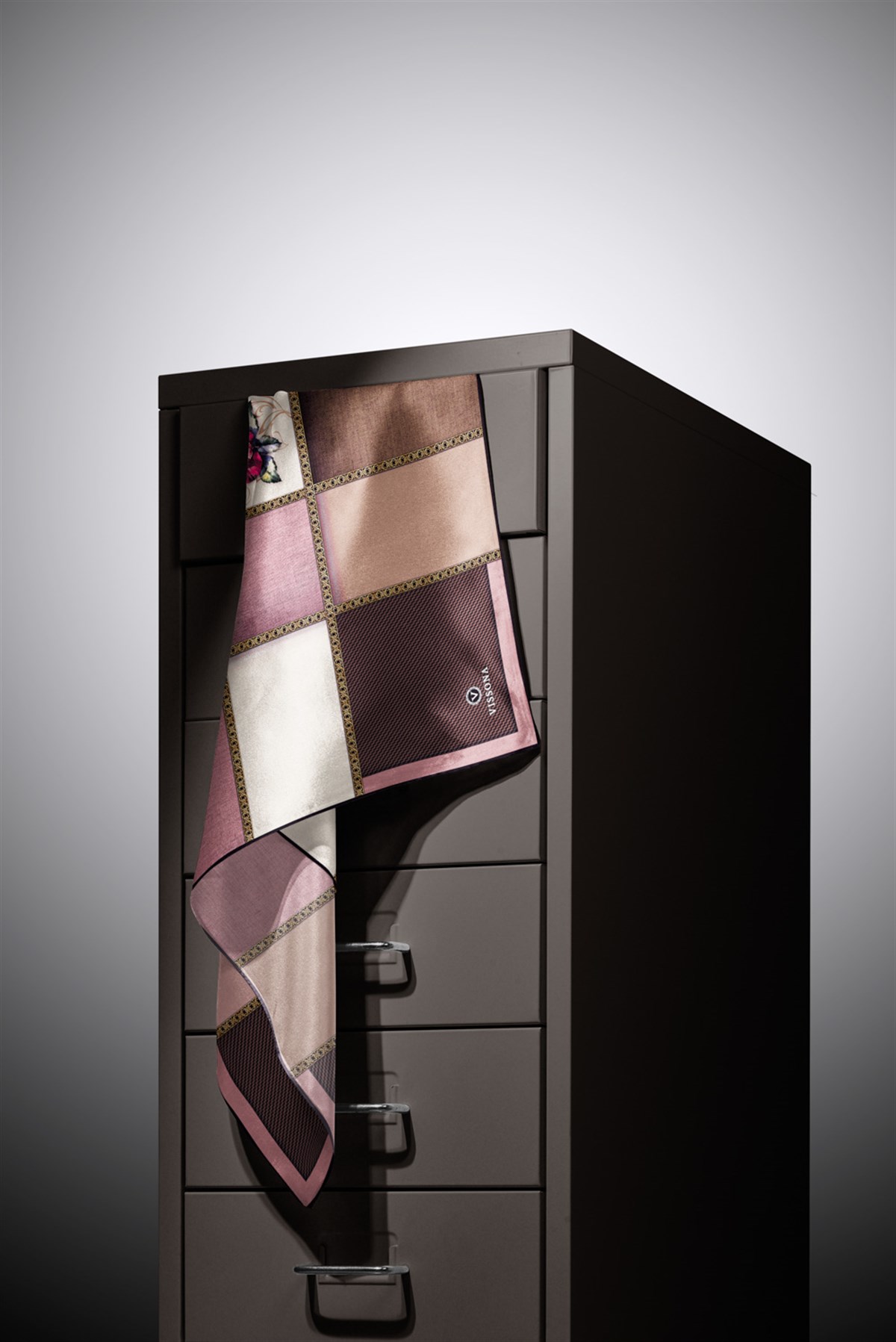 %100 Twill İpek Dokulu Çiçekli Ve Geometrik Desenli Pudra - Bej Renkli 90x90 Eşarp Dikim Şekli : El Dikişi