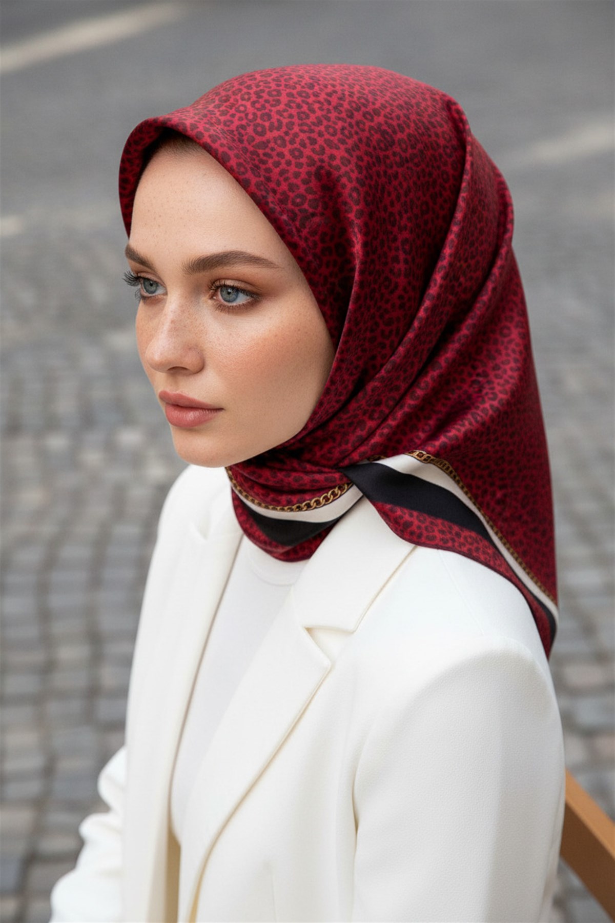 % 57 İPEK % 43 VİSKON Twill İpek Leopar Desenli Bordo Renkli 90x90 Eşarp Dikim Şekli : El Dikişi