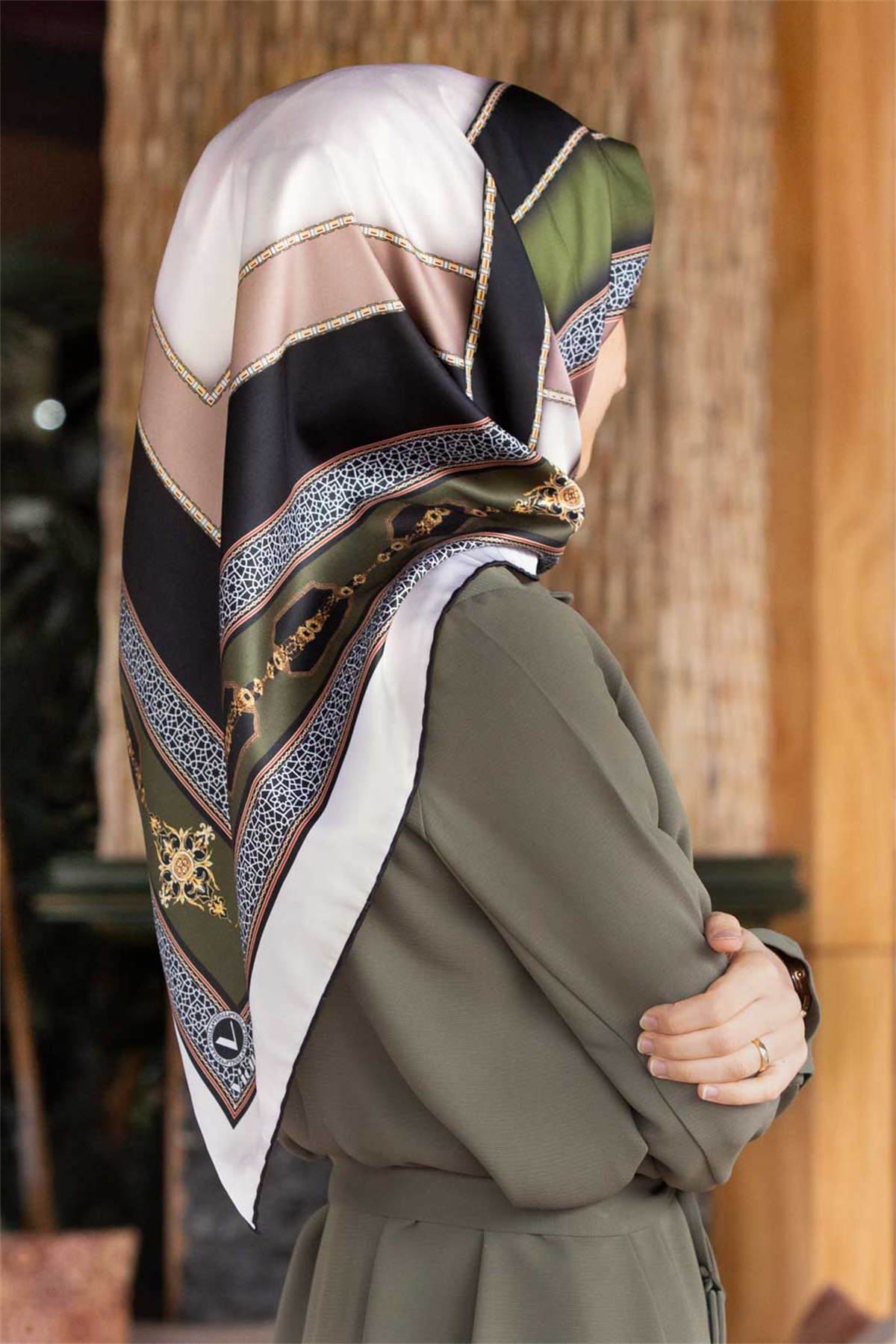 Twill Gold Detaylı ve Antik Motif Desenli Haki Yeşil Renkli 90x90 Eşarp (İpek İçermez) Kenar Dikiş Şekli El Dikişli