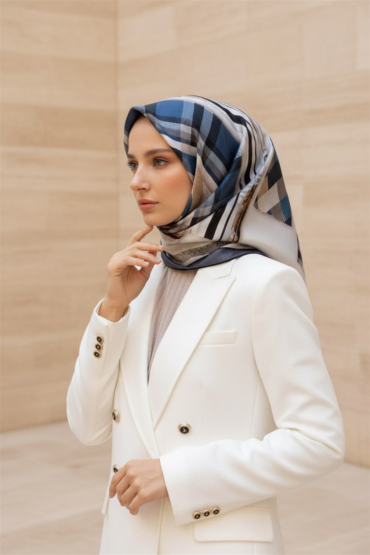 %100 Twill İpek Ekose Desenli İndigo - Krem Renkli 90x90 Eşarp Dikim Şekli : El Dikişi