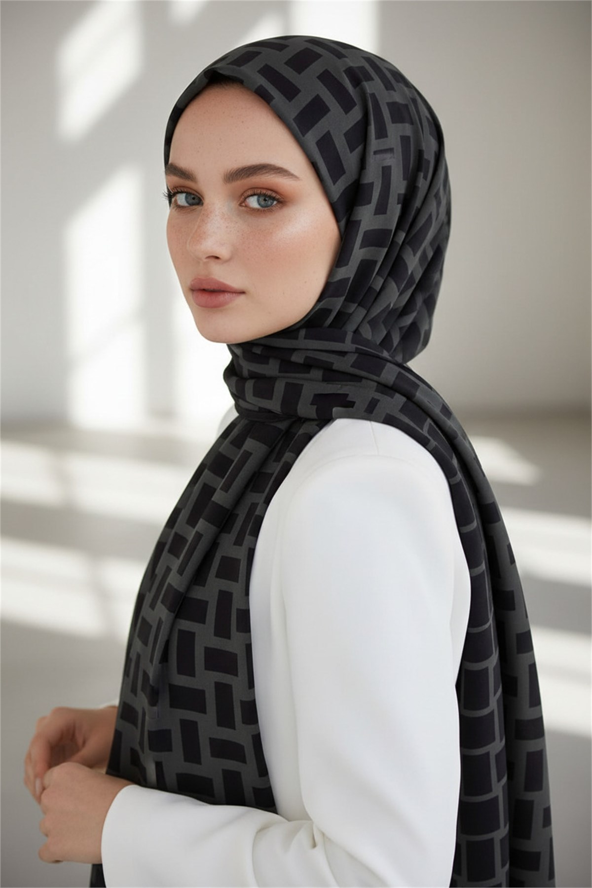 KREP KARELİ DESENLİ FÜME RENKLİ 75X195 KIRIŞMAZ ŞAL
