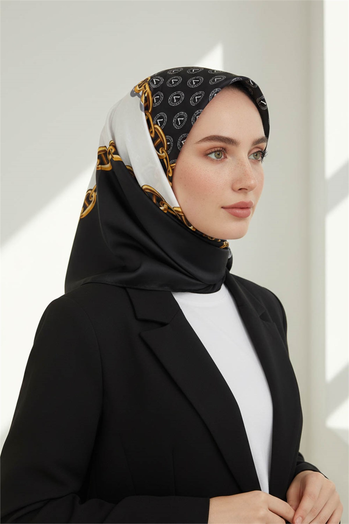 %100 Twill İpek Monogram Ve Zincir Desenli Siyah - Beyaz Renkli 90x90 Eşarp Dikim Şekli : El Dikişi