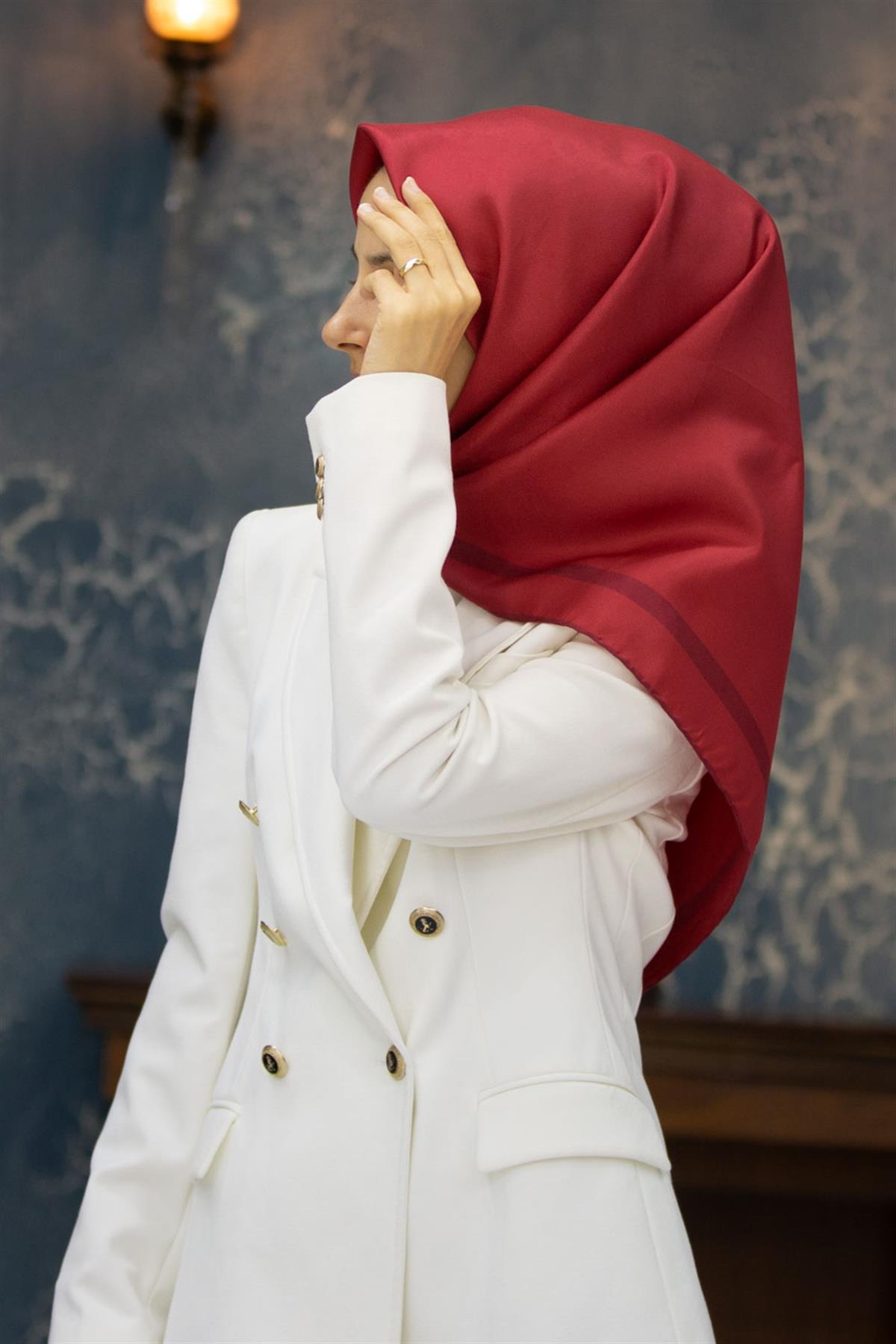 100% Twill İpek Düz Renk Bordür Desenli Bordo Renkli Daha Tok Exclusive Serisi 90x90 Dikim Şekli : El Dikişi Eşarp