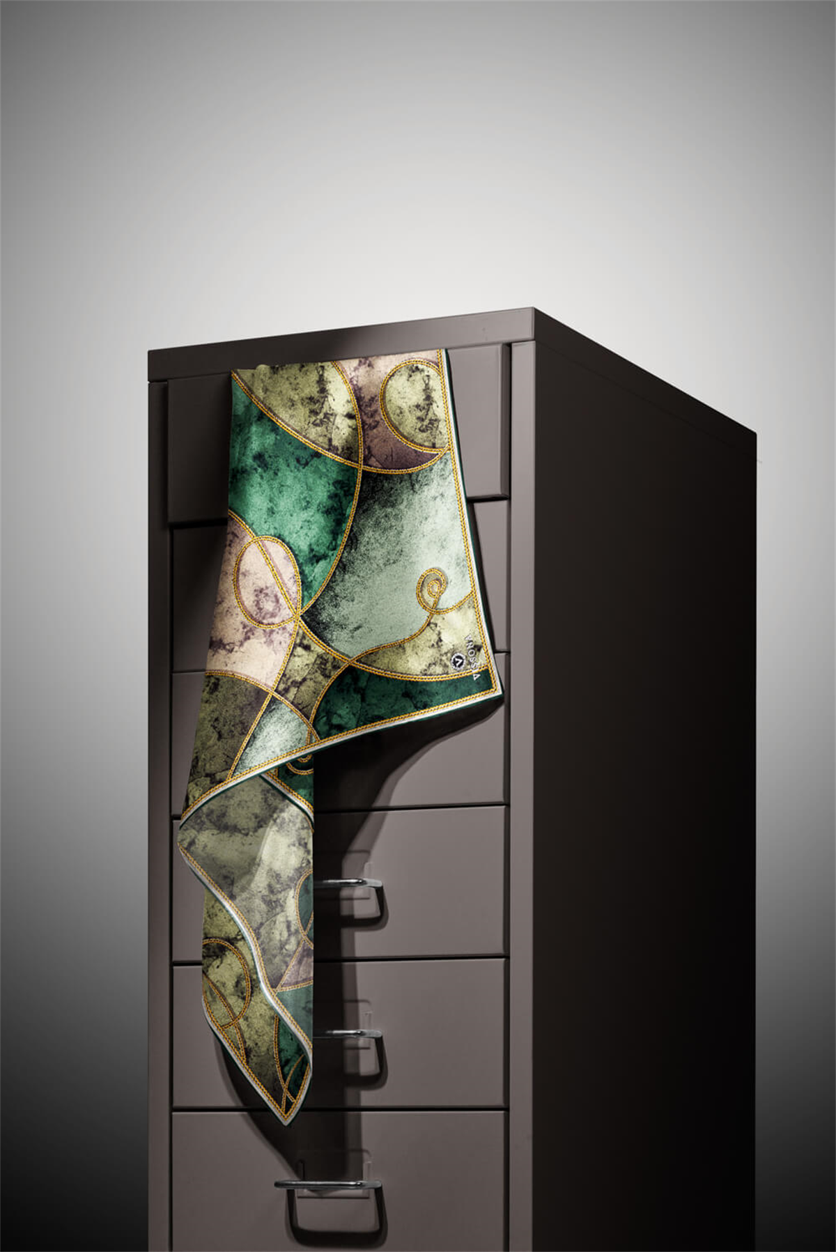 % 57 İPEK % 43 VİSKON Twill İpek Zincirli Mermer Desenli Zümrüt Yeşili - Haki Renkli 90x90 Eşarp Dikim Şekli : El Dikişi