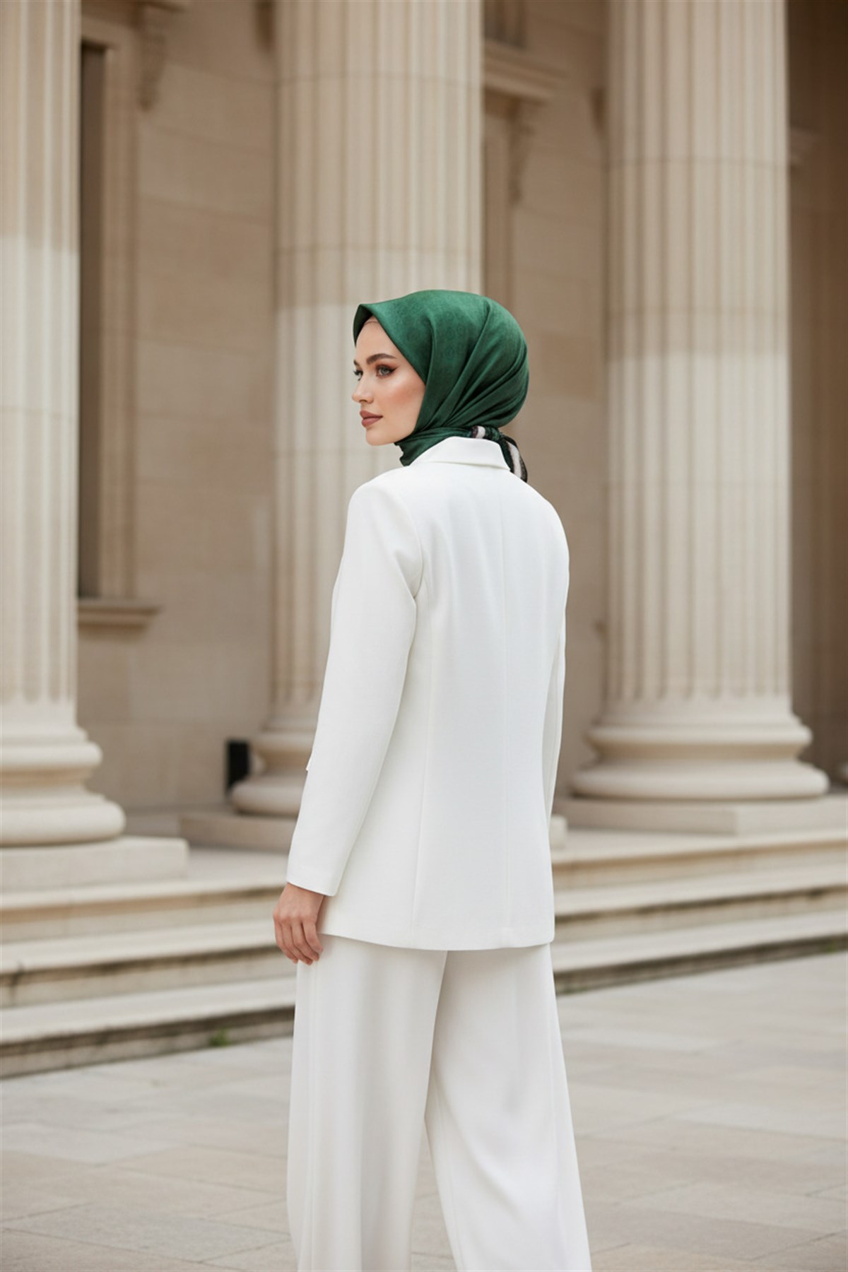 100% Twill İpek Monogram Desenli Zümrüt Yeşili Renkli 90x90 Dikim Şekli : El Dikişi Eşarp
