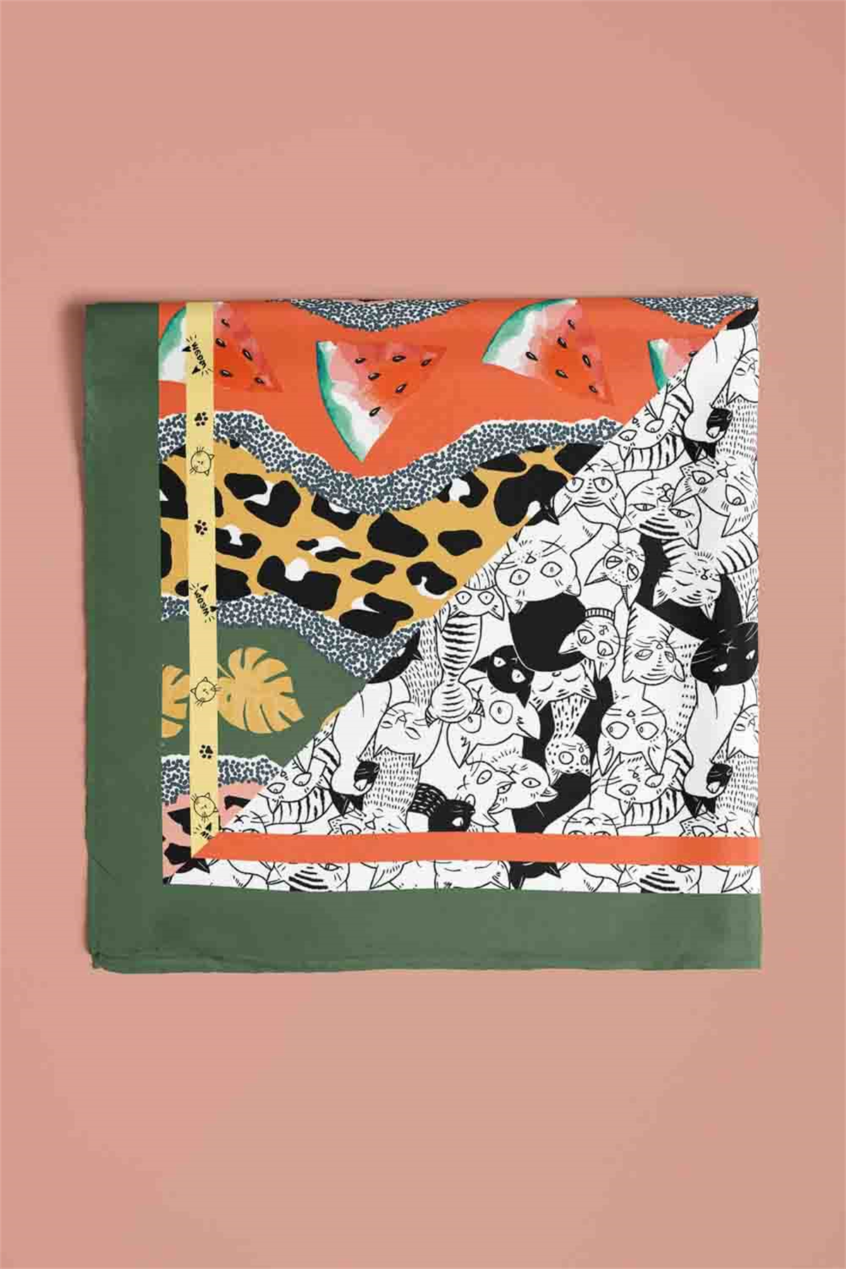 D1 Beyaz Siyah Köpek Bandanası Figür Desenli Premium Özel Üretim 45x45 DG2069