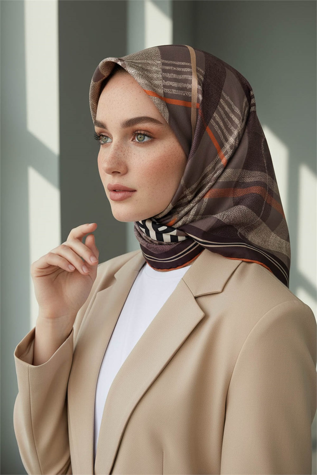 %100 Twill İpek Ekoseli Ve Leopar Desenli Bej - Taba Renkli 90x90 Eşarp Dikim Şekli : El Dikişi
