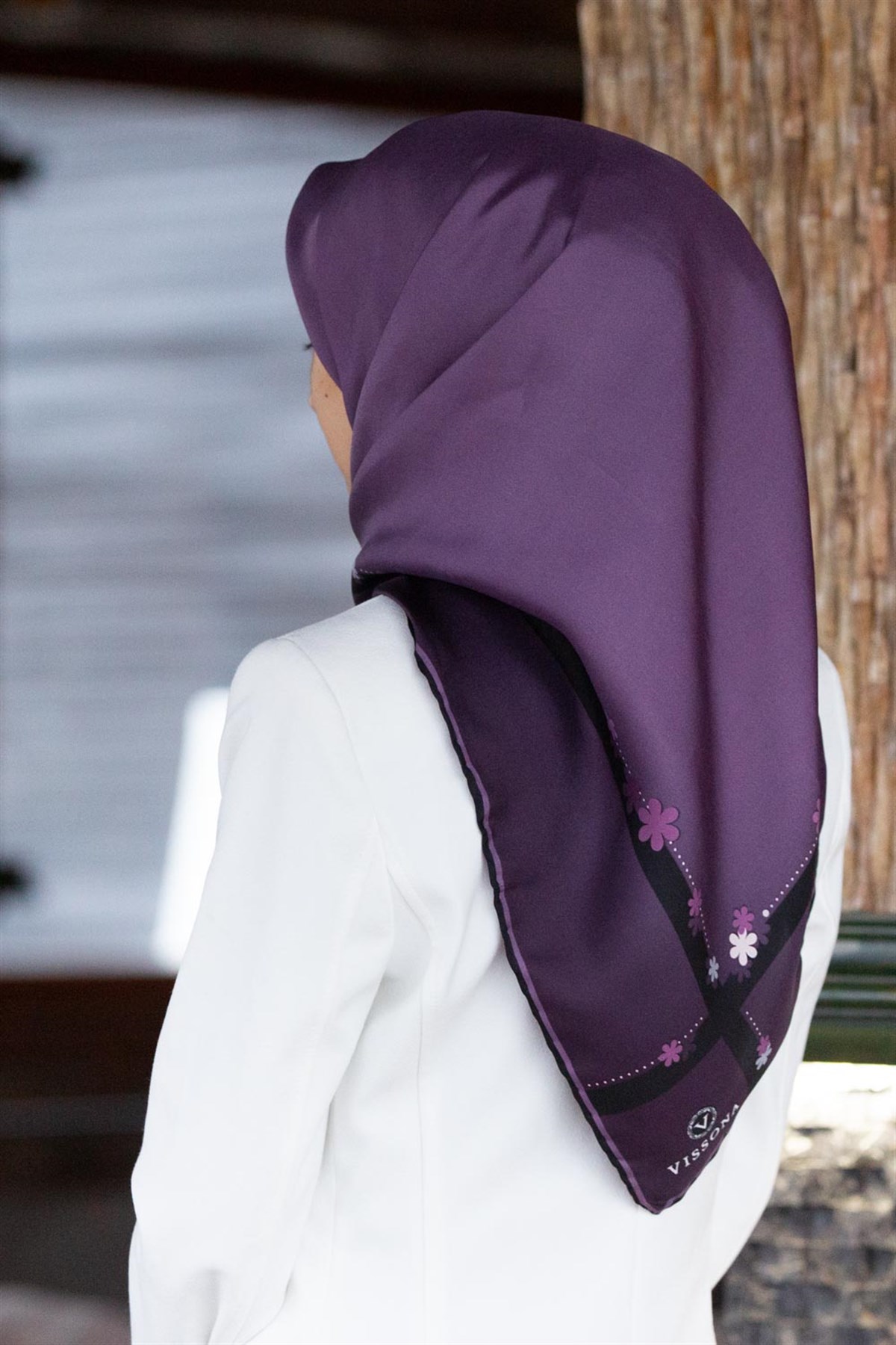%100 Twill İpek Kenar Motifi Çiçek Desenli Mürdüm - Siyah Renkli 90x90 Eşarp Dikim Şekli : El Dikişi