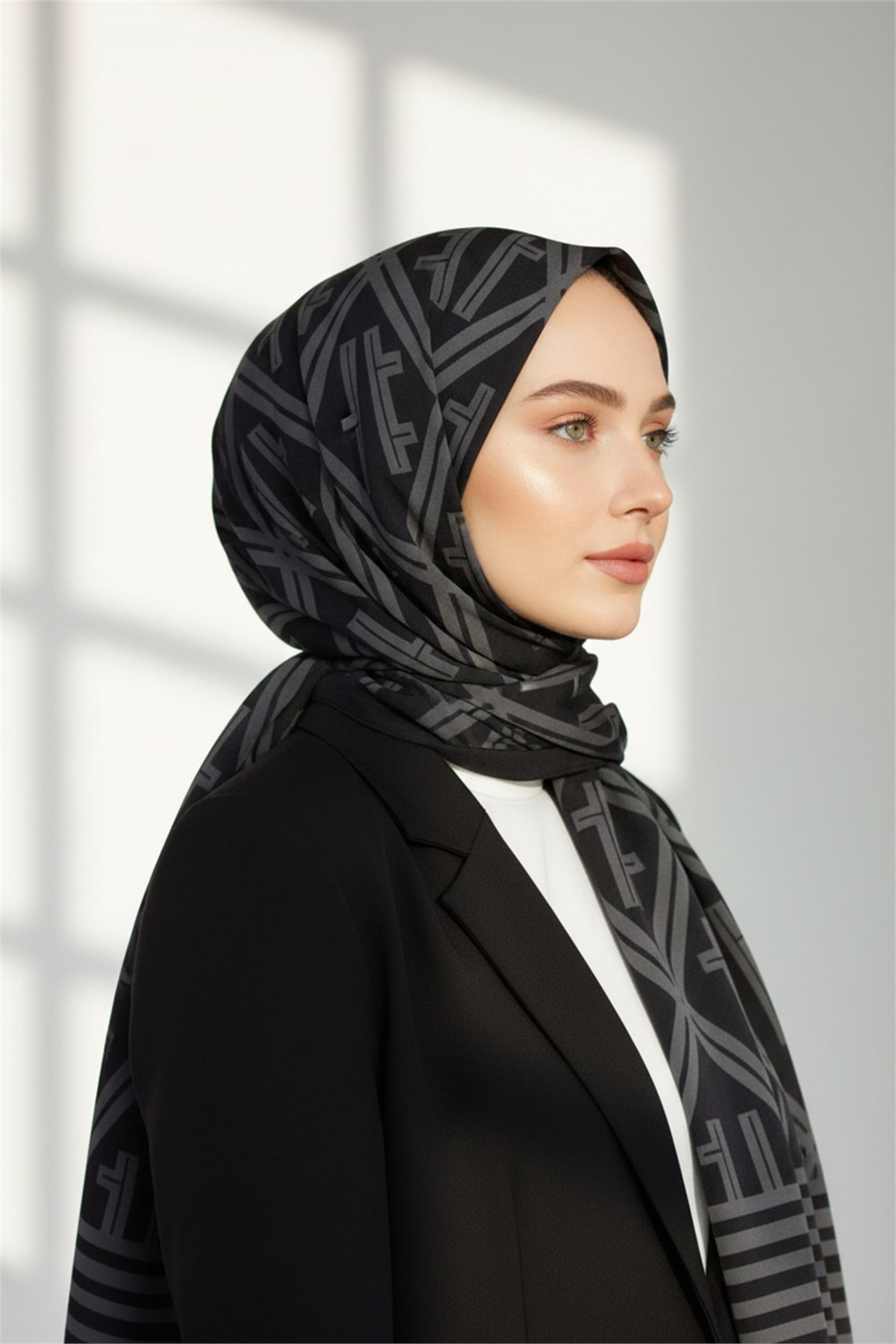 KREP MONOGRAM DESENLİ SİYAH - GRİ RENKLİ 75X195 KIRIŞMAZ ŞAL