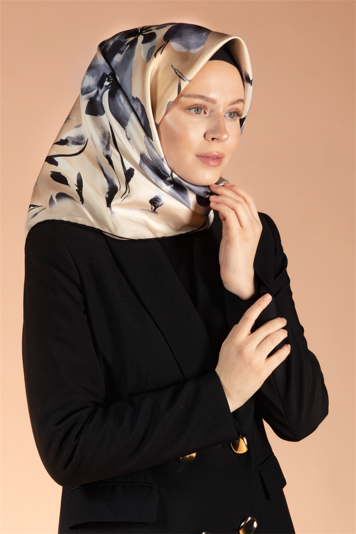 %100 Twill İpek Çiçek Desenli Bej - Füme Renkli 90x90 Dikim Şekli : El Dikişi Eşarp