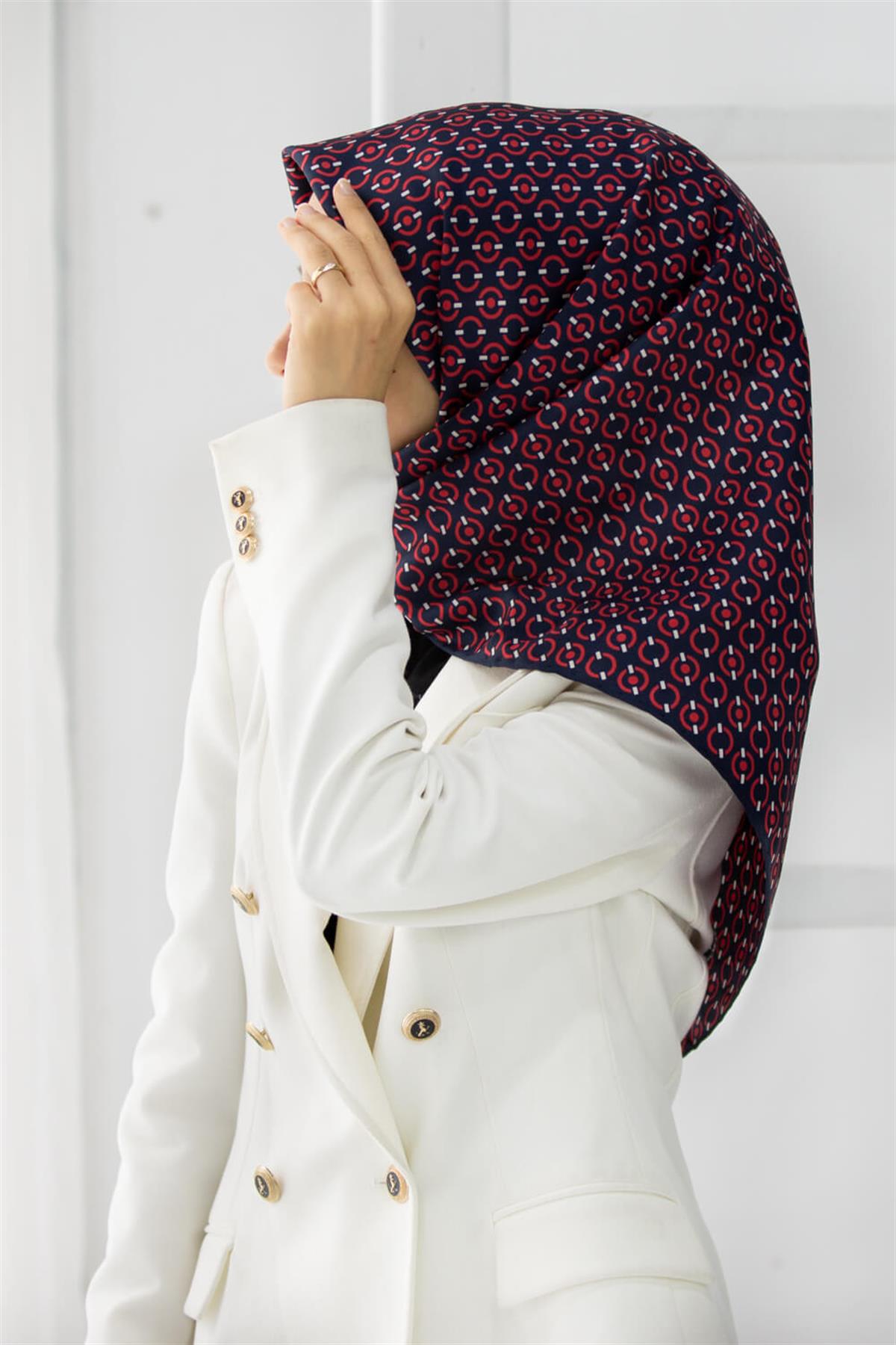 %100 Twill İpek Zincir Desenli Lacivert - Kırmızı Renkli 90x90 Eşarp Kenar Dikiş Şekli El Dikişli