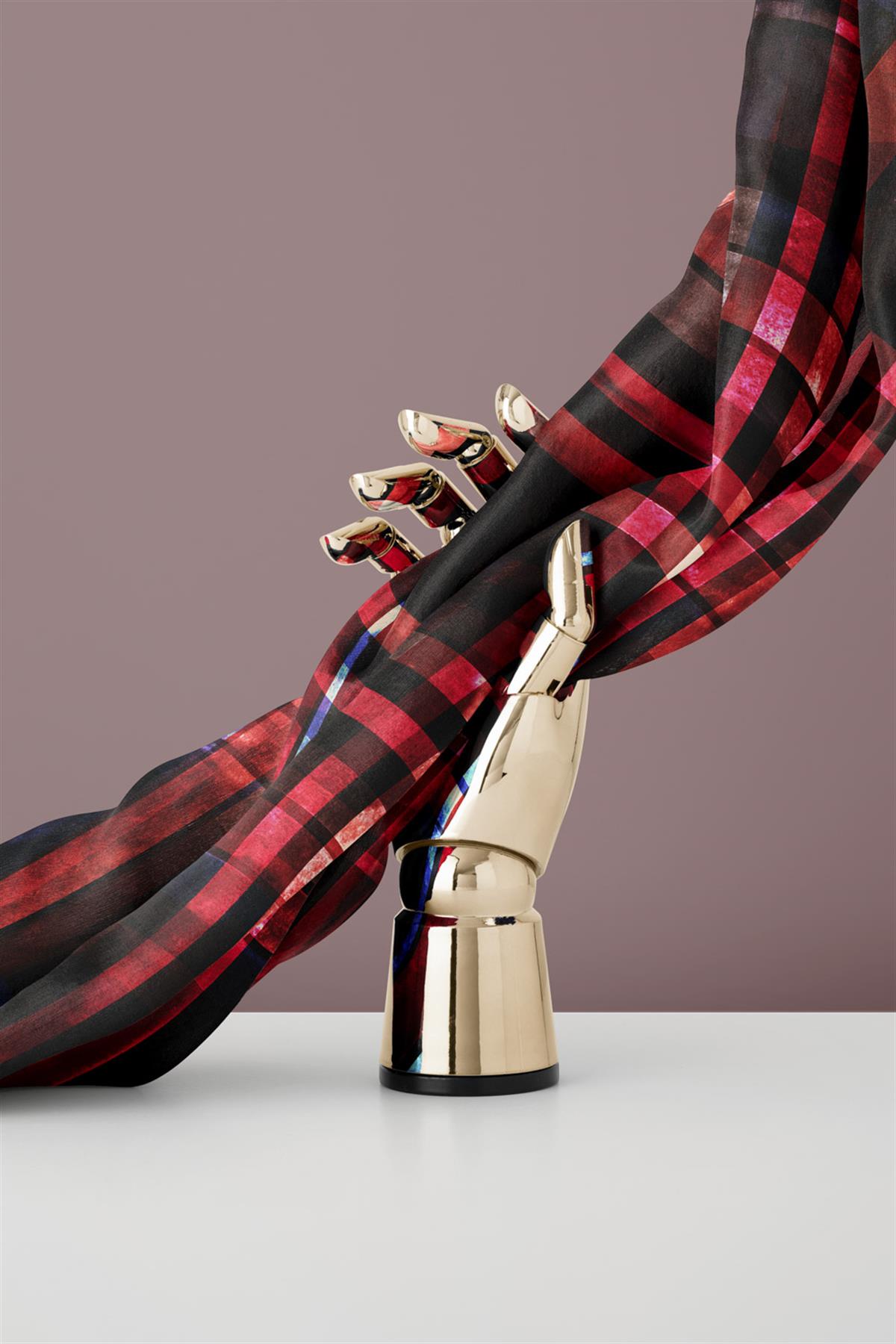 %100 Twill İpek Ekose Desenli Siyah - Kırmızı Renkli 90x90 Eşarp Kenar Dikiş Şekli El Dikişli