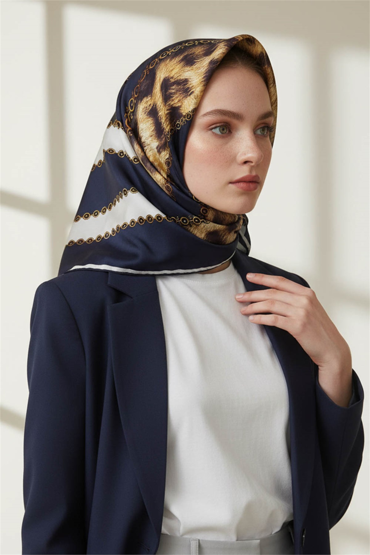 %100 Twill İpek Leopar Desenli Lacivert - Krem Renkli 90x90 Eşarp Dikim Şekli : El Dikişi