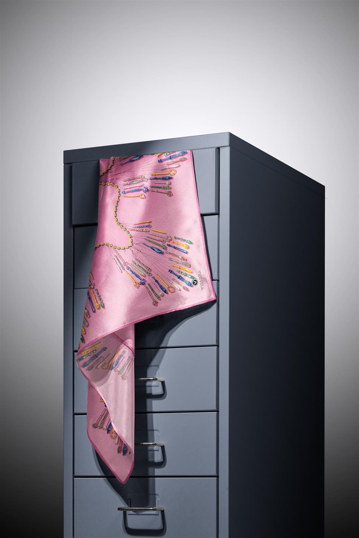 %100 Twill İpek Zincir Desenli Pudra Renkli 90x90 Eşarp Dikim Şekli : El Dikişi