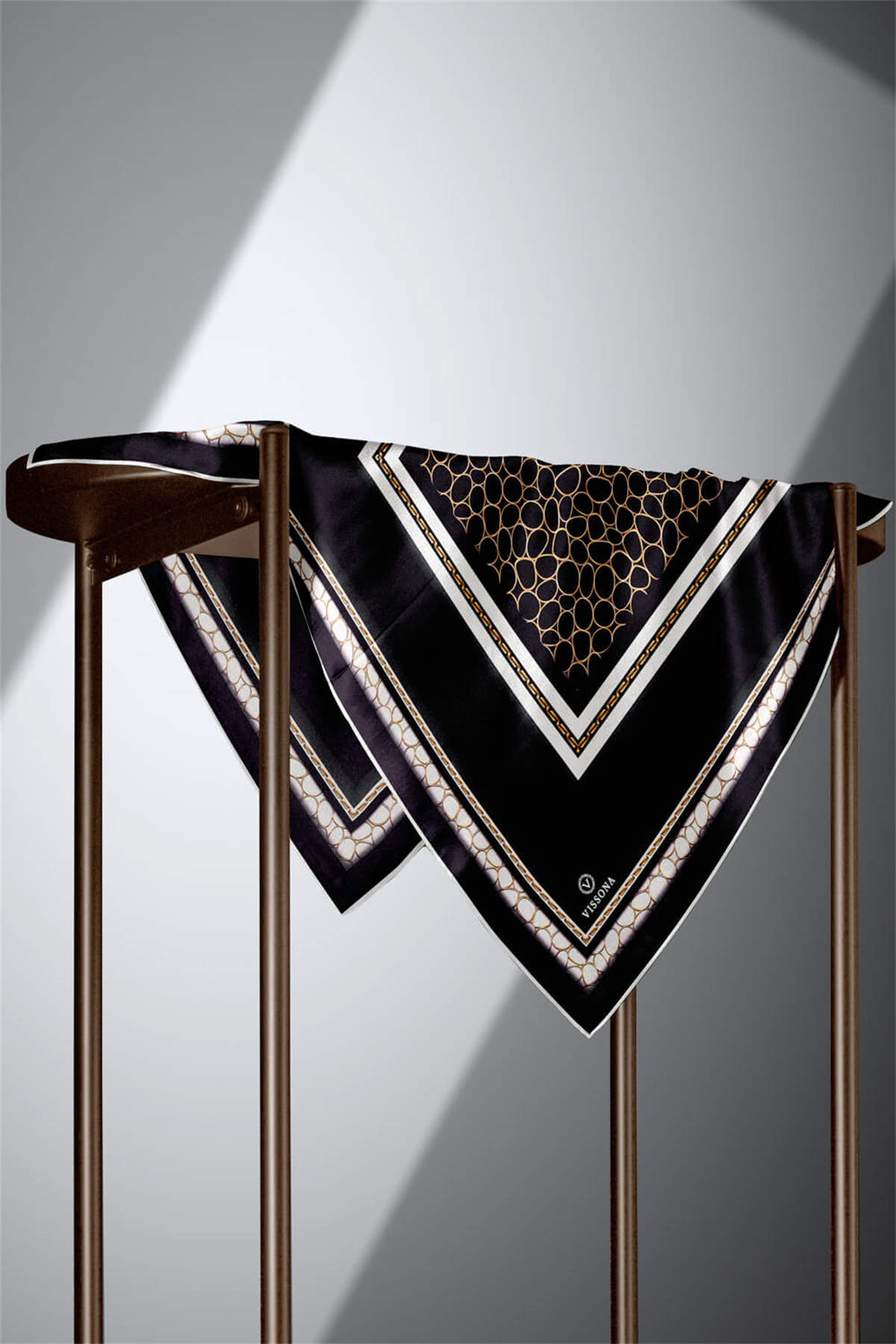 % 57 İPEK %43 VİSKON  Twill İpek Gold Halka Desenli Siyah - Krem Renkli 90x90 Eşarp Dikim Şekli : El Dikişi