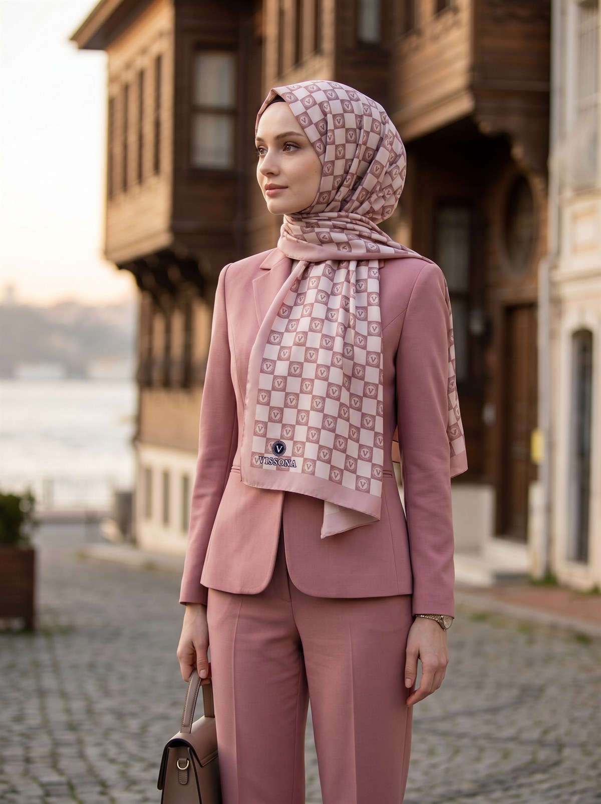 KREP MONOGRAM DESENLİ SÜTLÜKAHVE RENKLİ 75X195 KIRIŞMAZ ŞAL
