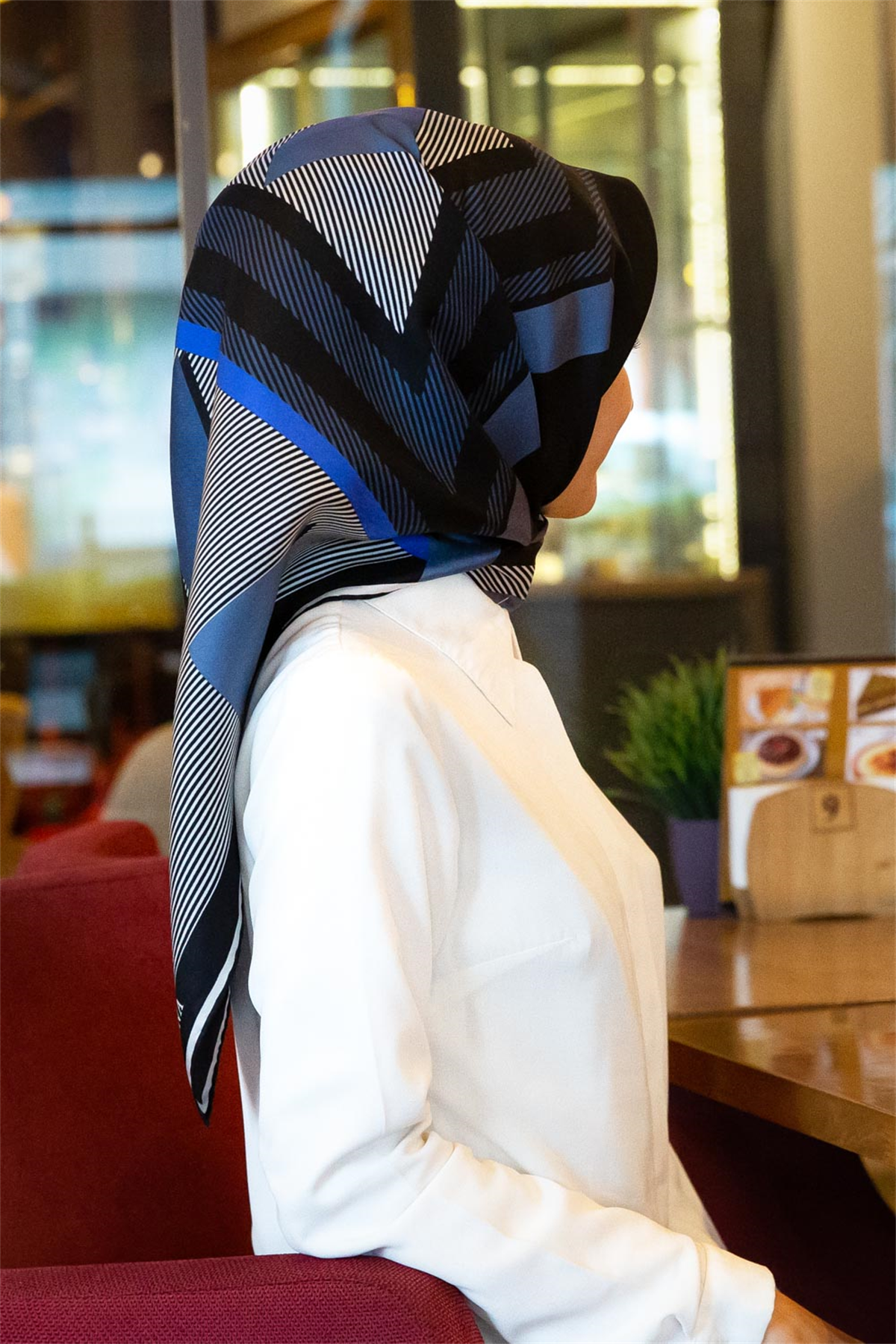 % 57 İPEK % 43 VİSKON Twill İpek Geometrik Desenli Saks - Siyah Renkli 90x90 Eşarp Dikim Şekli : El Dikişi