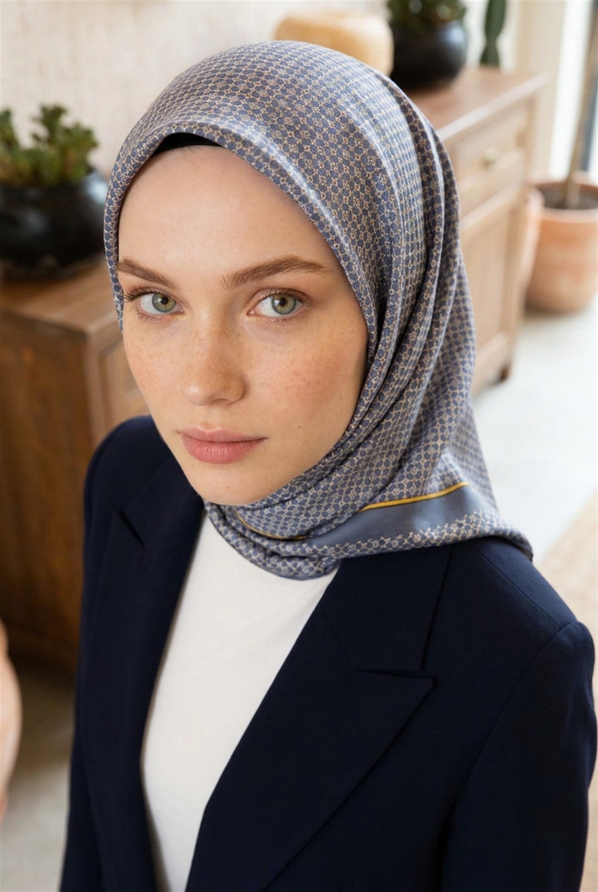 %100 Twill İpek Minik Motif Desenli İndigo - Krem Renkli 90x90 Eşarp Dikim Şekli : El Dikişi