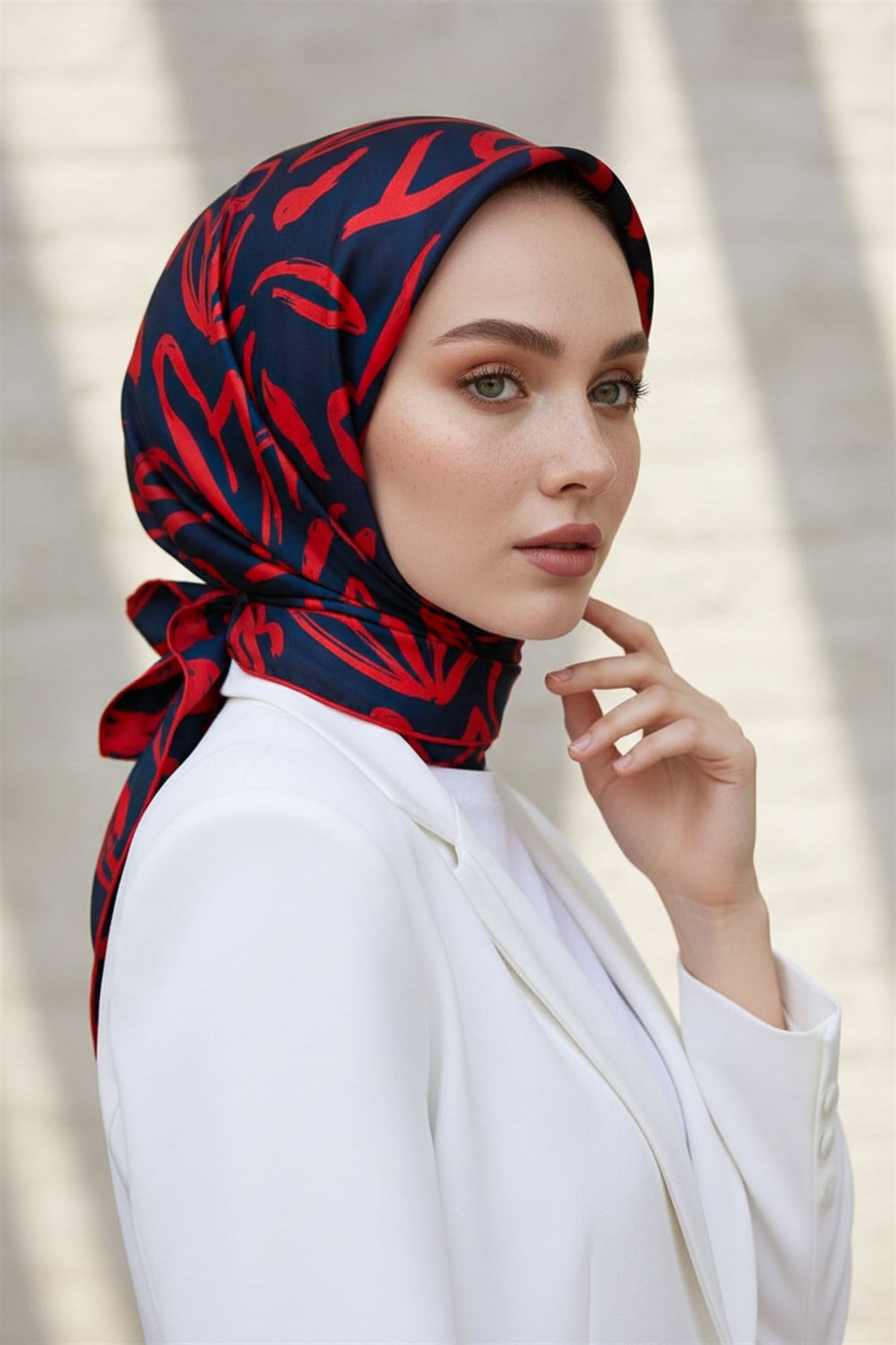 % 57 İPEK % 43 VİSKON Twill İpek Büyük Çiçek Desenli Lacivert - Kırmızı Renkli 90x90 Eşarp Dikim Şekli : El Dikişi