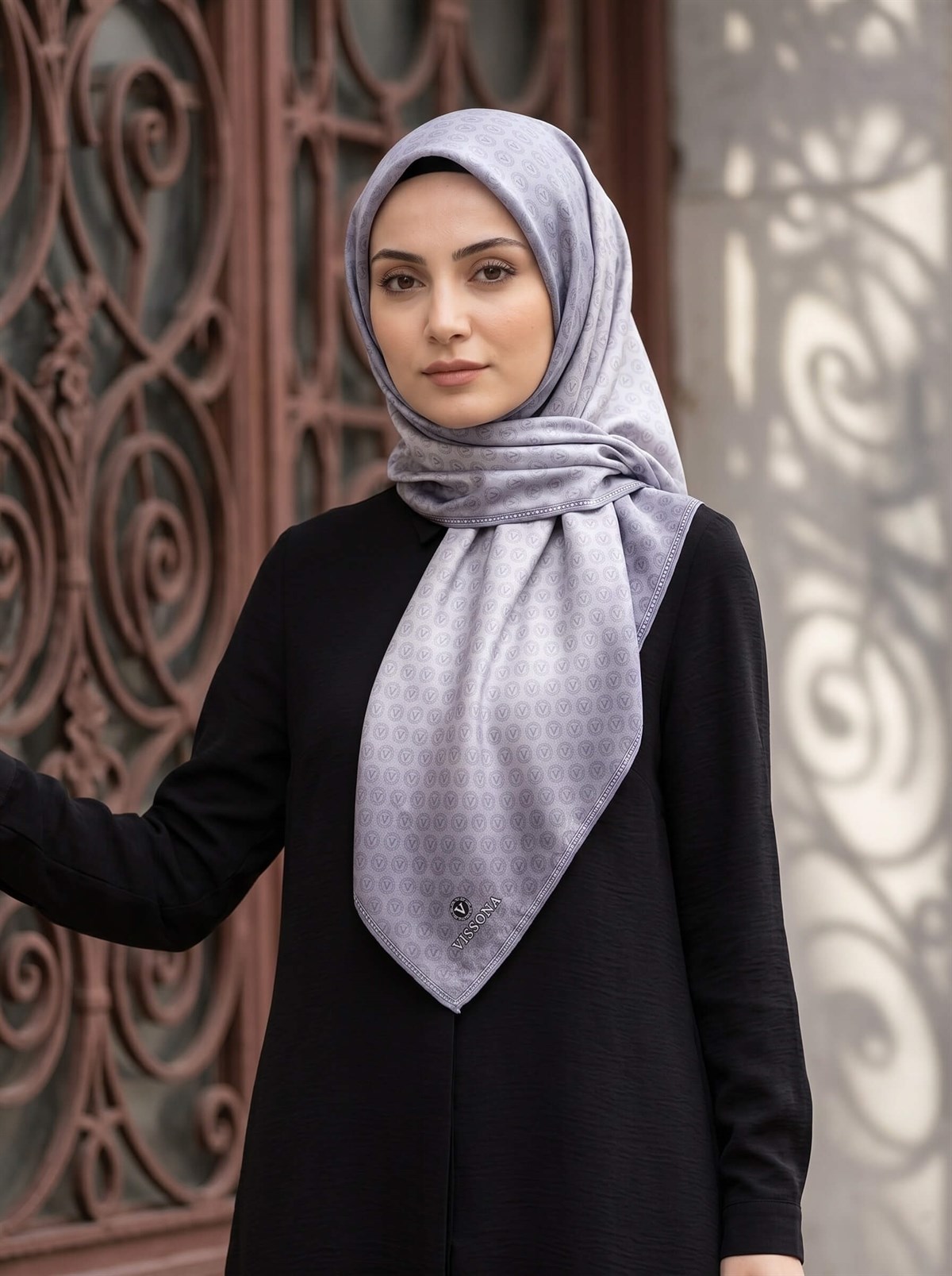 %100 Twill İpek Monogram Desenli Gümüş Renkli 90x90 Eşarp Dikim Şekli : El Dikişi