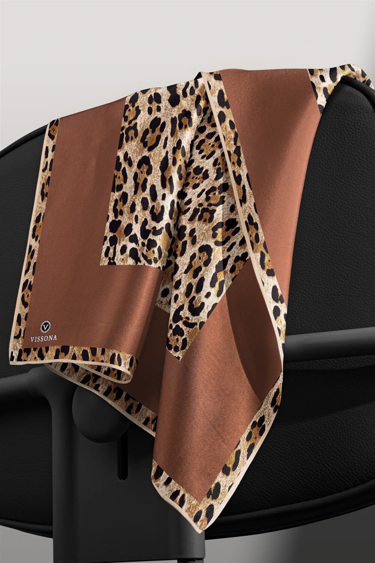 %100 Twill İpek Leopar Desenli Sütlü Kahve Renkli 90x90 Eşarp Dikim Şekli : El Dikişi