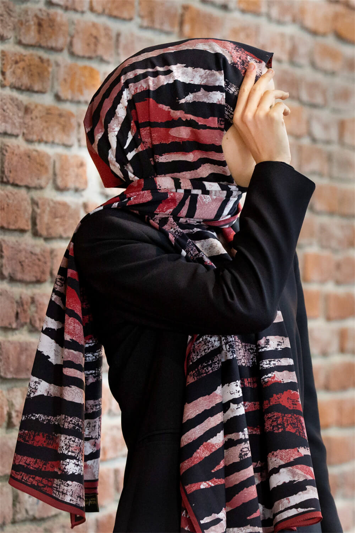 LÜKS MEDİNE İPEĞİ ZEBRA DESENLİ BORDO - SİYAH RENKLİ 75X195 KIRIŞMAZ ŞAL MOSS KREP DİKİŞ TİPİ İTALYAN DİKİŞLİ