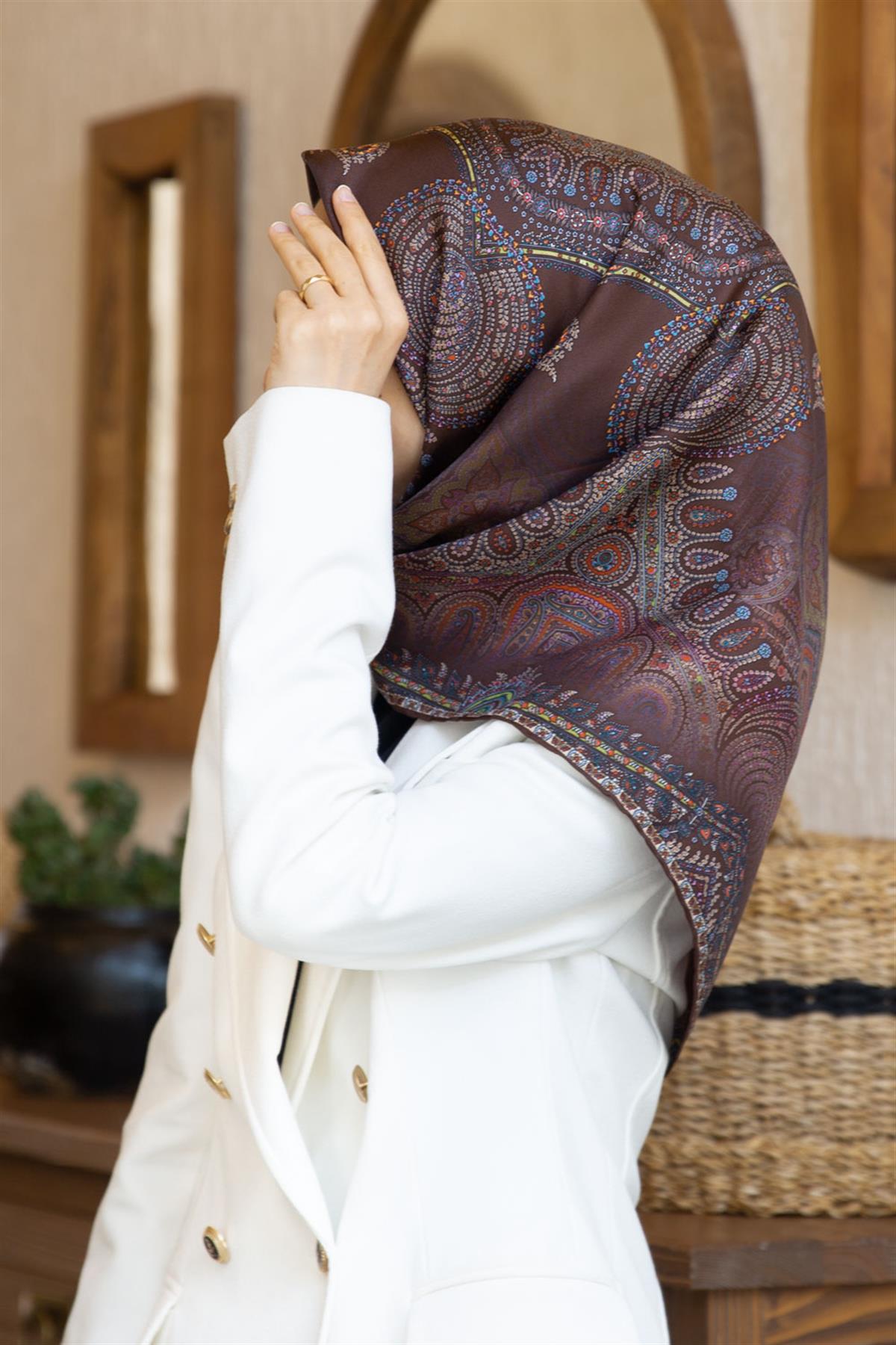 %100 Twill İpek Şal Desenli Kahverengi Renkli 90x90 Eşarp Dikim Şekli : El Dikişi
